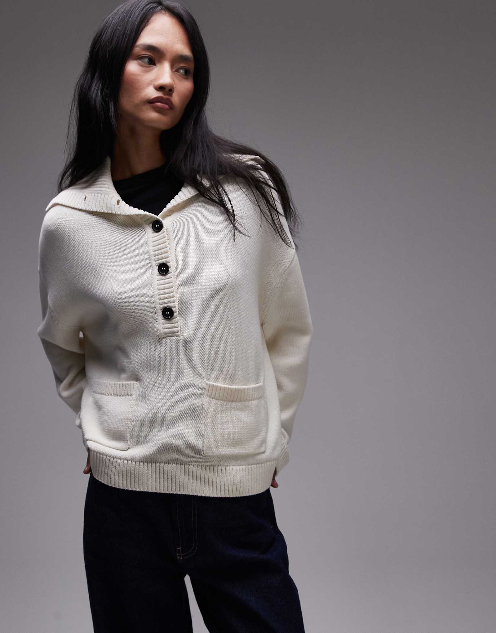 Вязаный свитер ARKET с большим воротником на пуговицах темно-белого цвета 16690₽