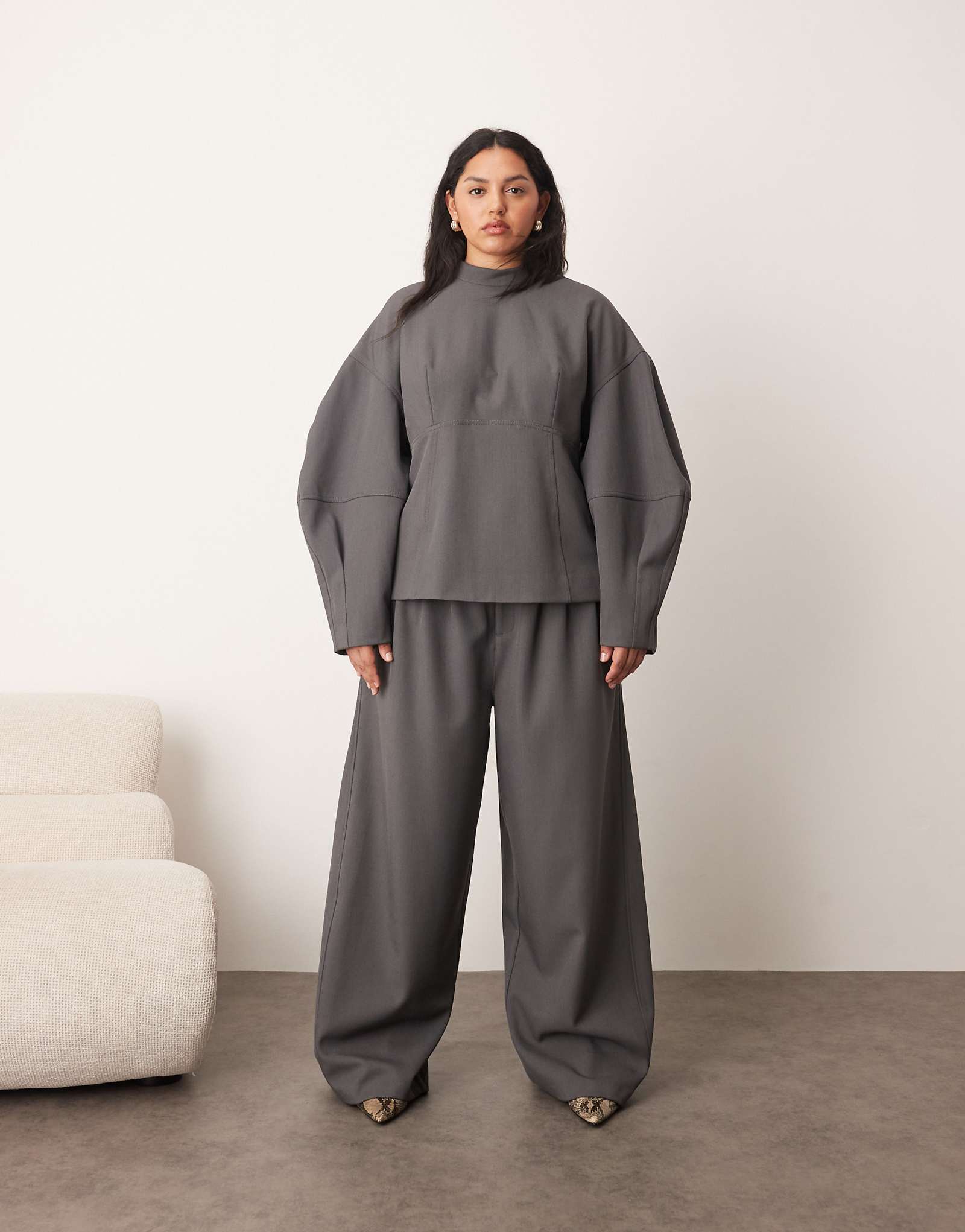 Широкие брюки-бочкообразные брюки-бочкообразки серого цвета с округлыми складками - часть комплекта 24290₽