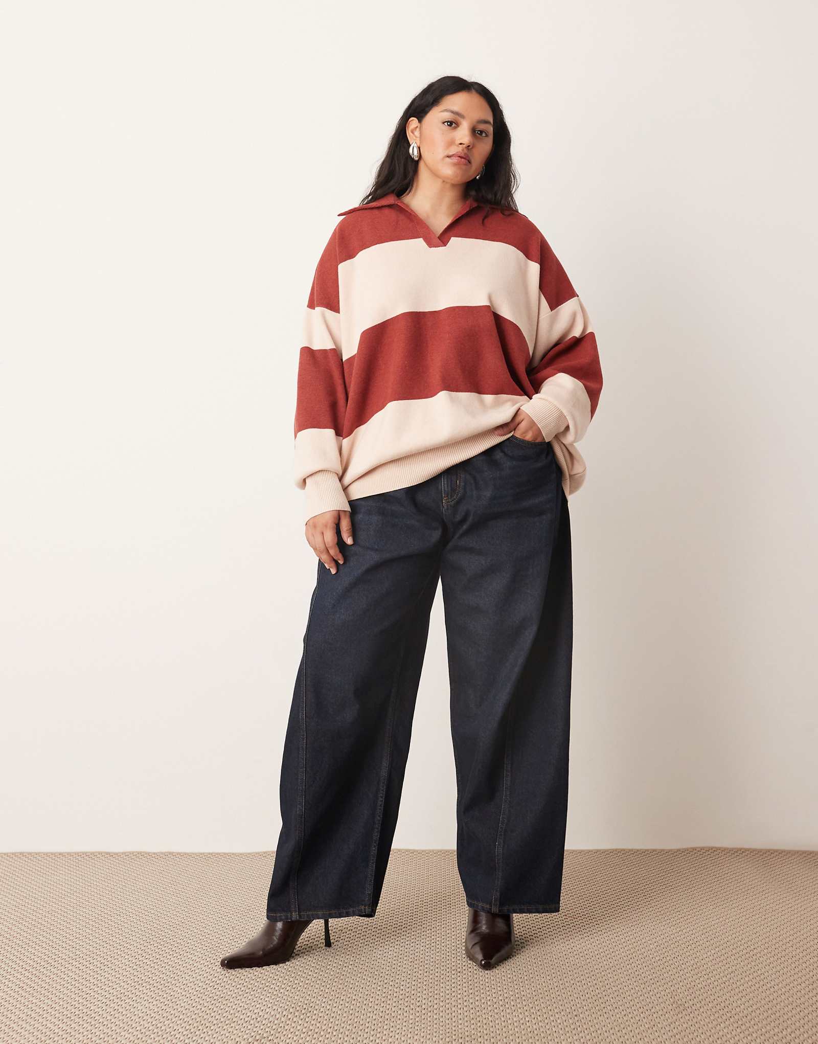 РАСПОЛОЖИТЕ детали в виде округлых швов Franklyn на джинсах-бочонках цвета индиго