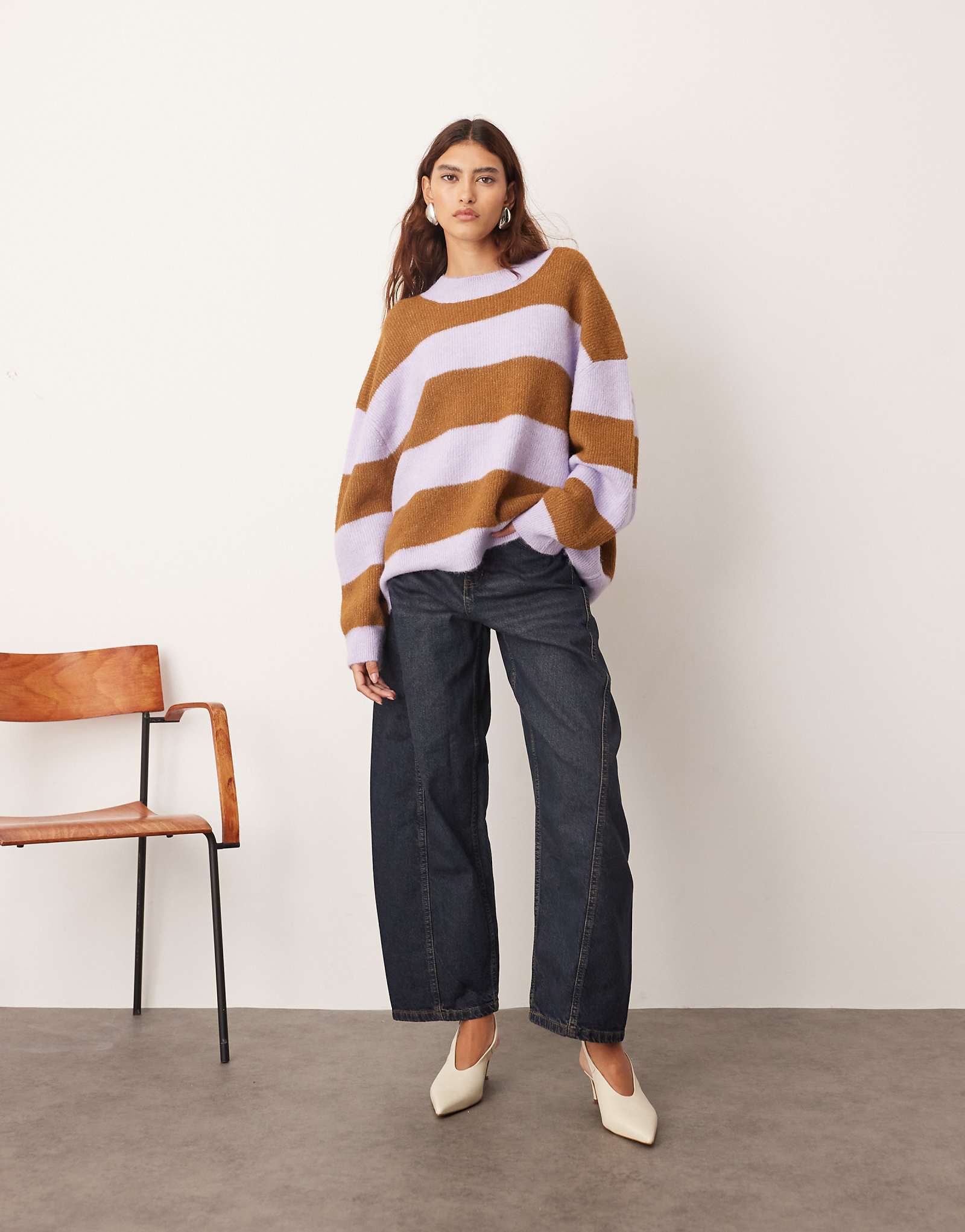 ОФОРМИТЕ джинсы-бочонки с деталями франклиновского шва цвета индиго