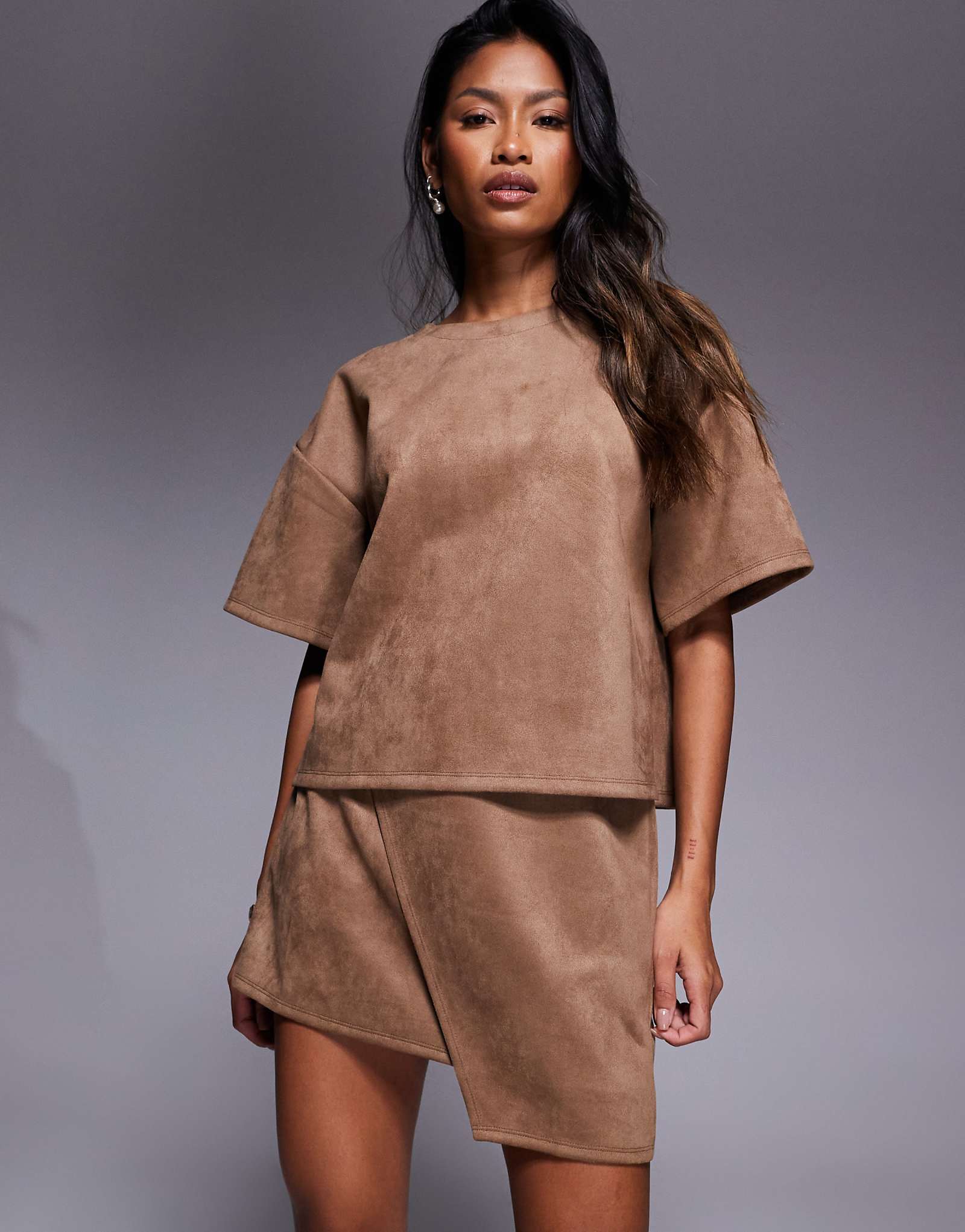 Асимметричная мини-юбка из искусственной замши табачного цвета от ASOS DESIGN - часть комплекта 6090₽