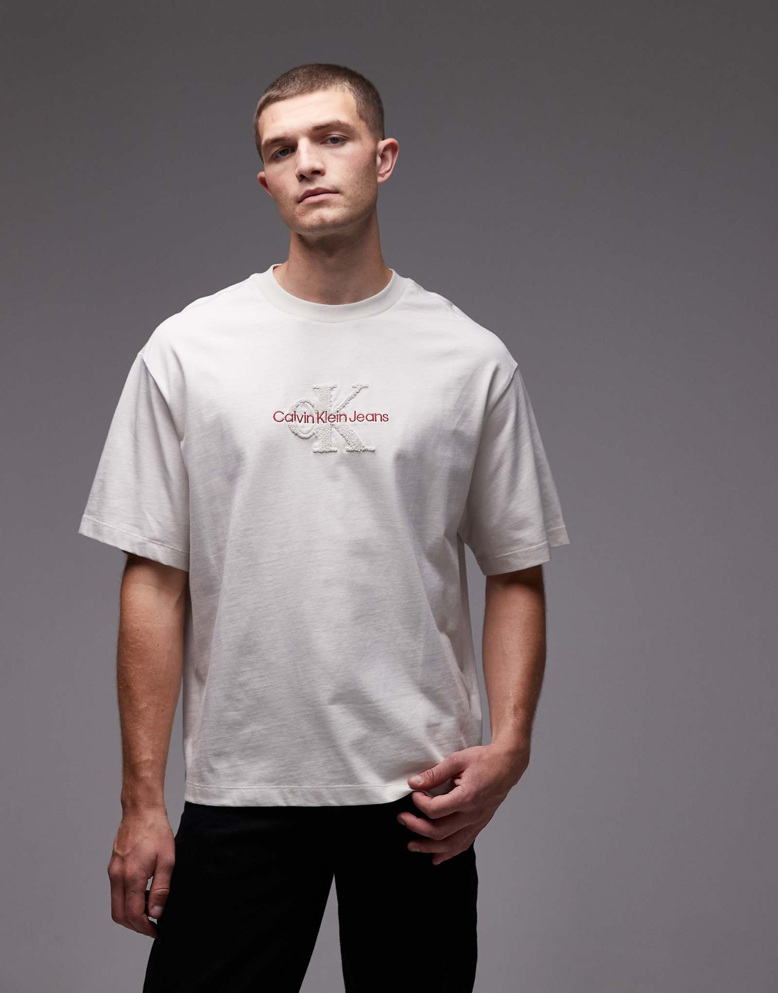 Футболка с архивным логотипом Calvin Klein Jeans белоснежного цвета 12490₽