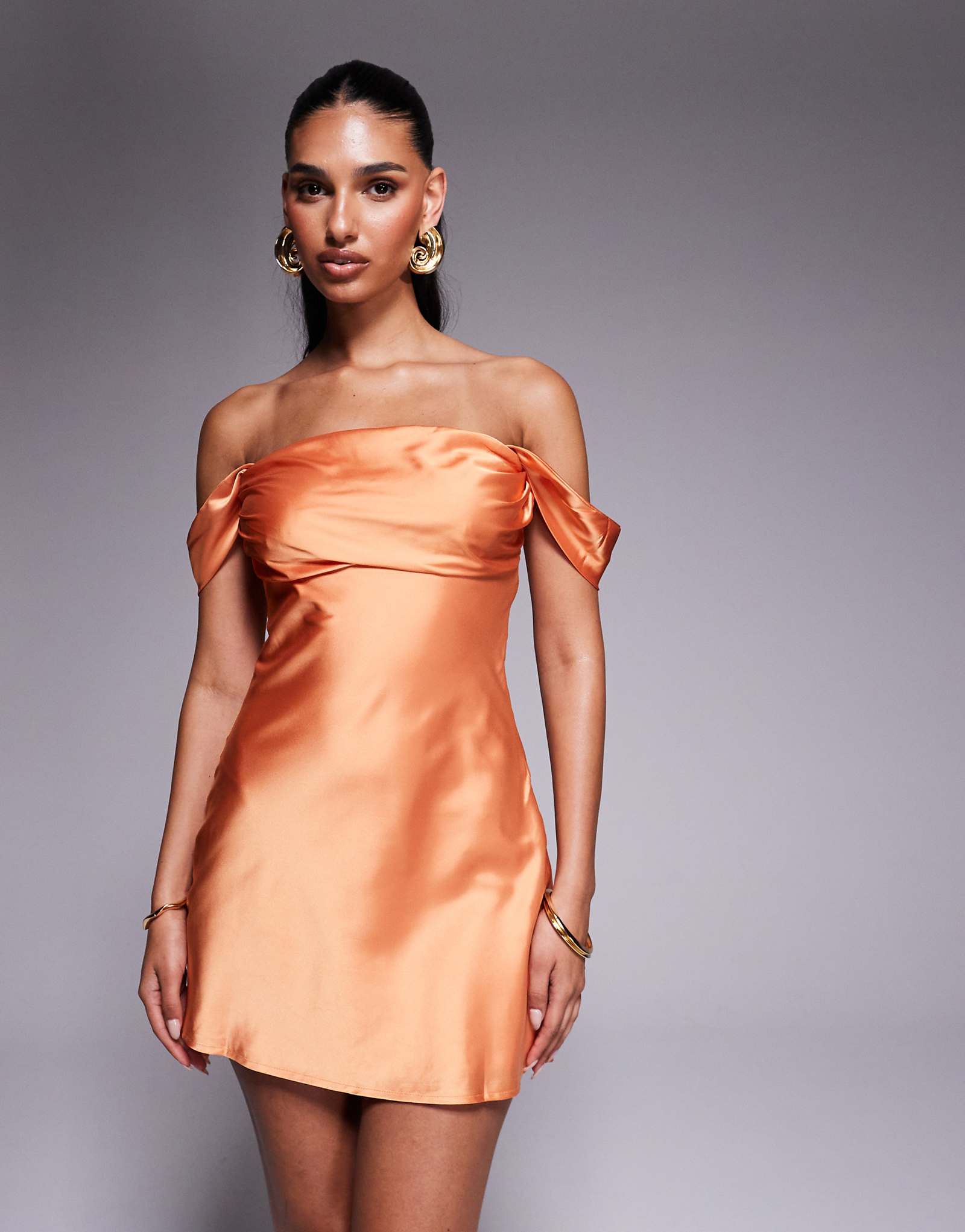 Мини-платье принцессы Полли Заббарра из атласа с открытыми плечами и драпировкой оранжевого цвета 15290₽