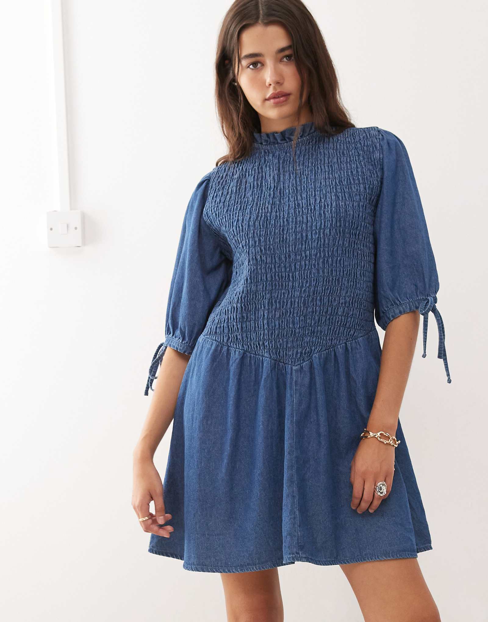 Восстановленное винтажное мини-джинсовое платье с гофрированным лифом и заниженной талией средне-синего цвета 4990₽