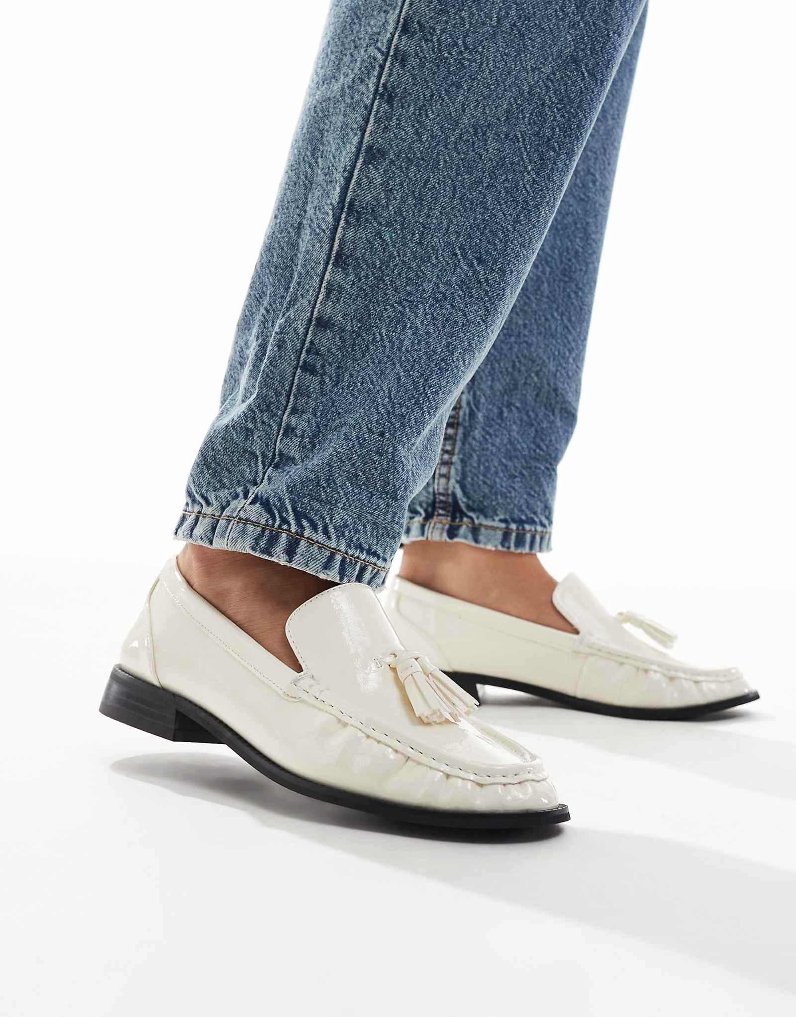 Лоферы London Rebel Sadie с рюшами и кисточками из лакированного экрю 8590₽