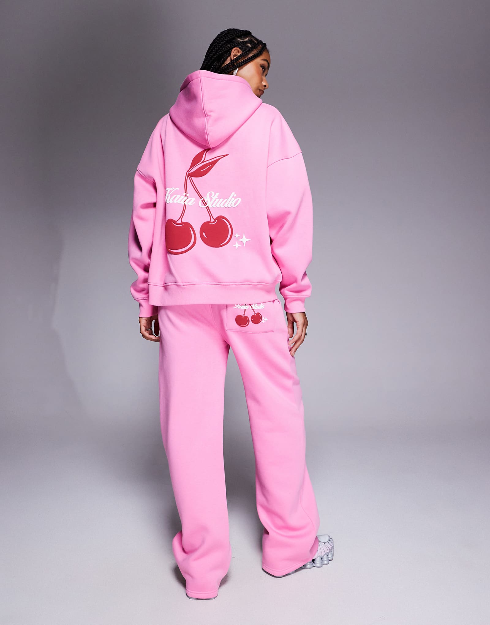 Широкие спортивные брюки розового цвета с карманами и принтом вишни от Kaiia Studio - часть комплекта 8990₽