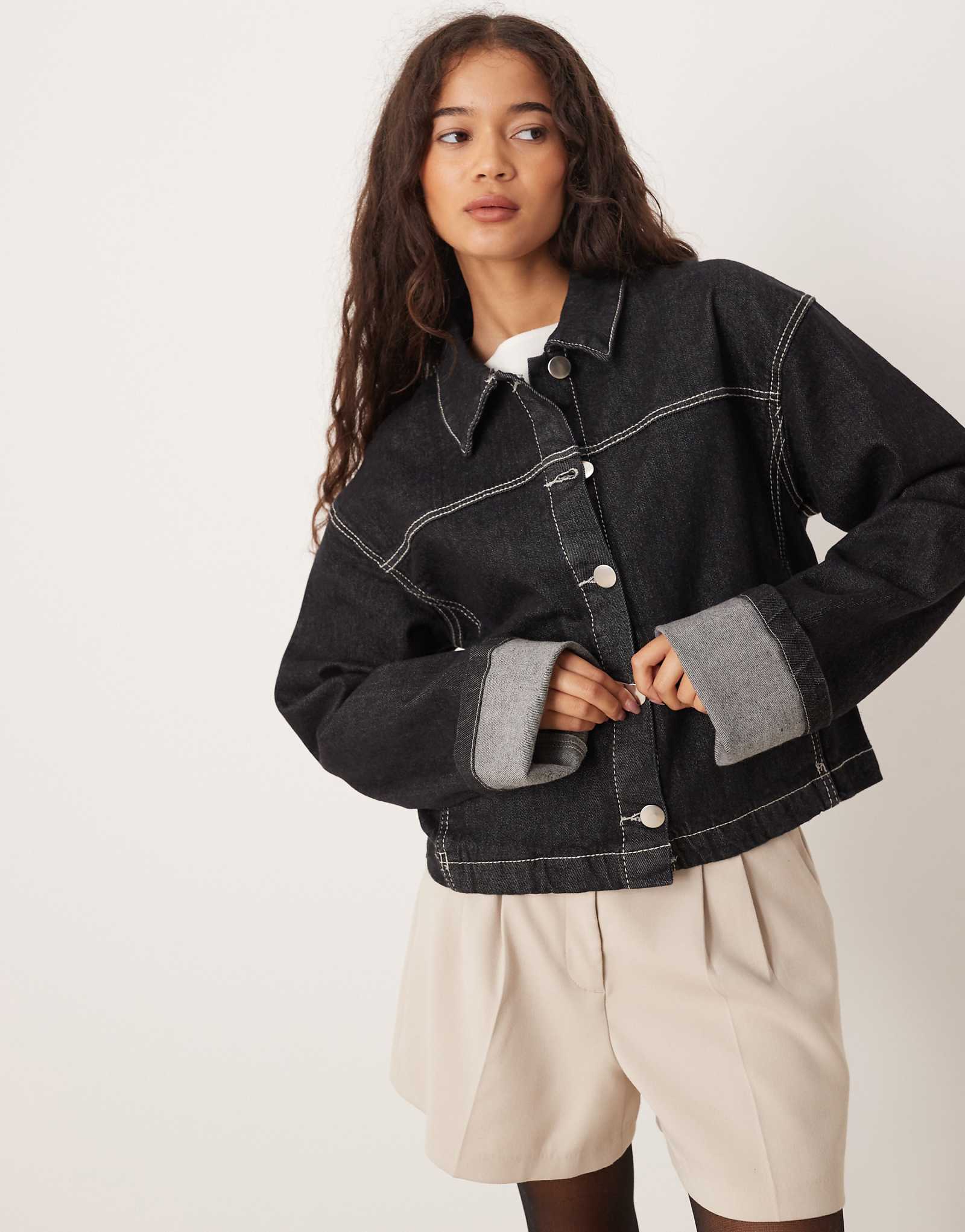 Джинсовая куртка Gina Tricot с отложным рукавом черного цвета постиранная после полоскания 21190₽