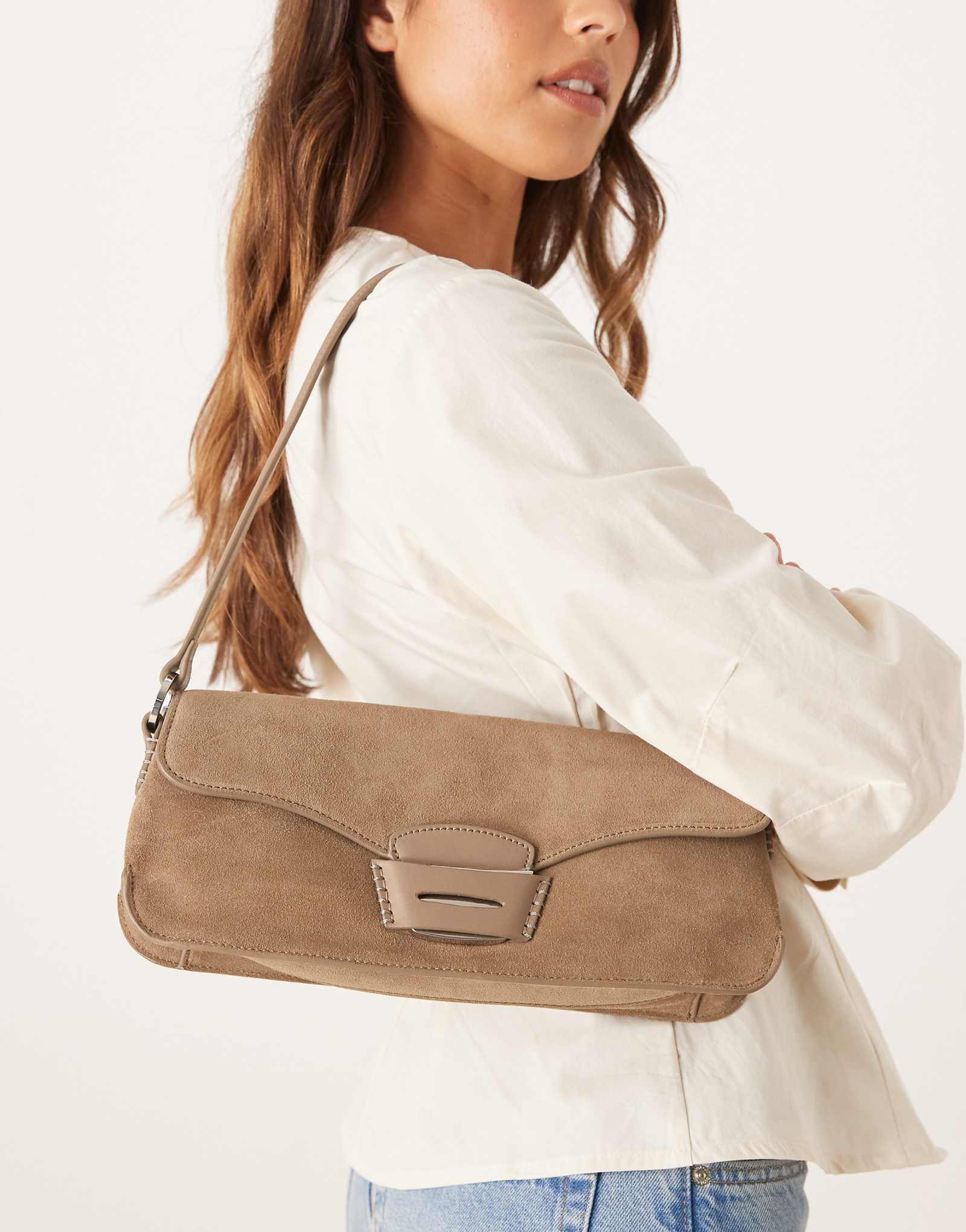 Сумка через плечо из кожи манго с контрастной строчкой каштанового цвета 18490₽