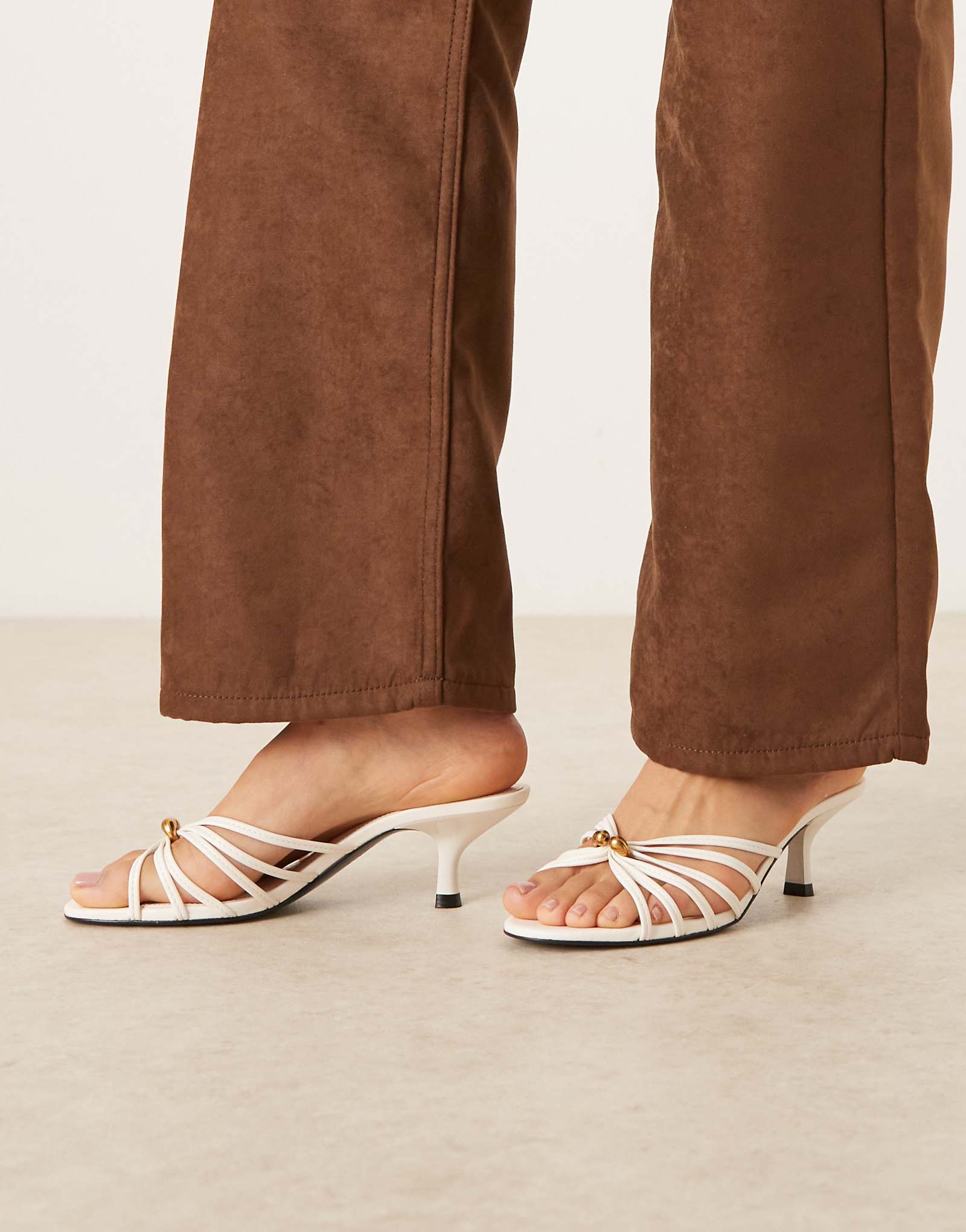 Белый мул на каблуке с ремешками цвета манго 18390₽