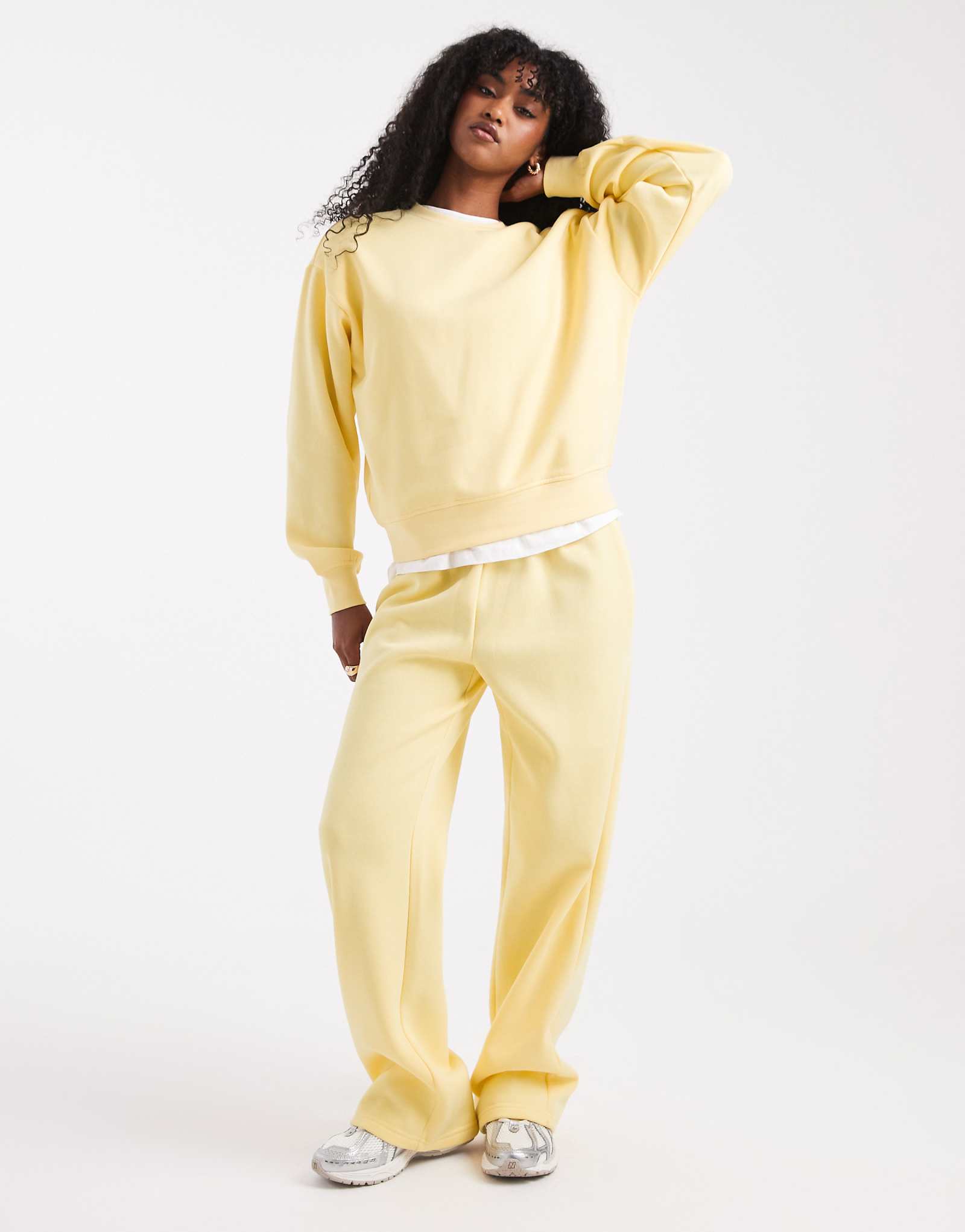 Широкие спортивные брюки бледно-желтого цвета - часть комплекта 8990₽