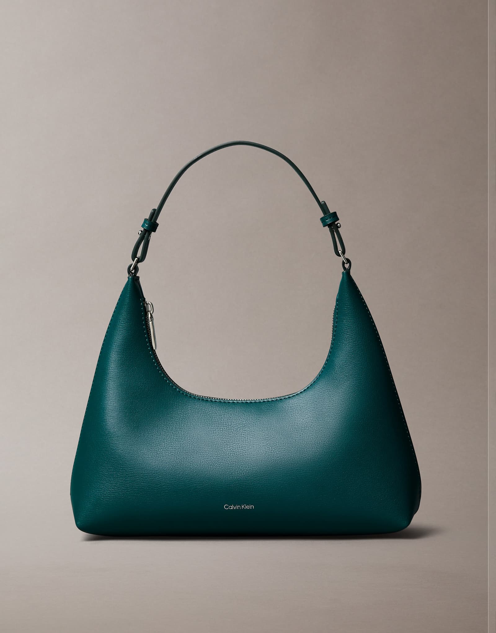 Сумка через плечо с фольгированным логотипом Calvin Klein Jeans зеленого цвета 24490₽