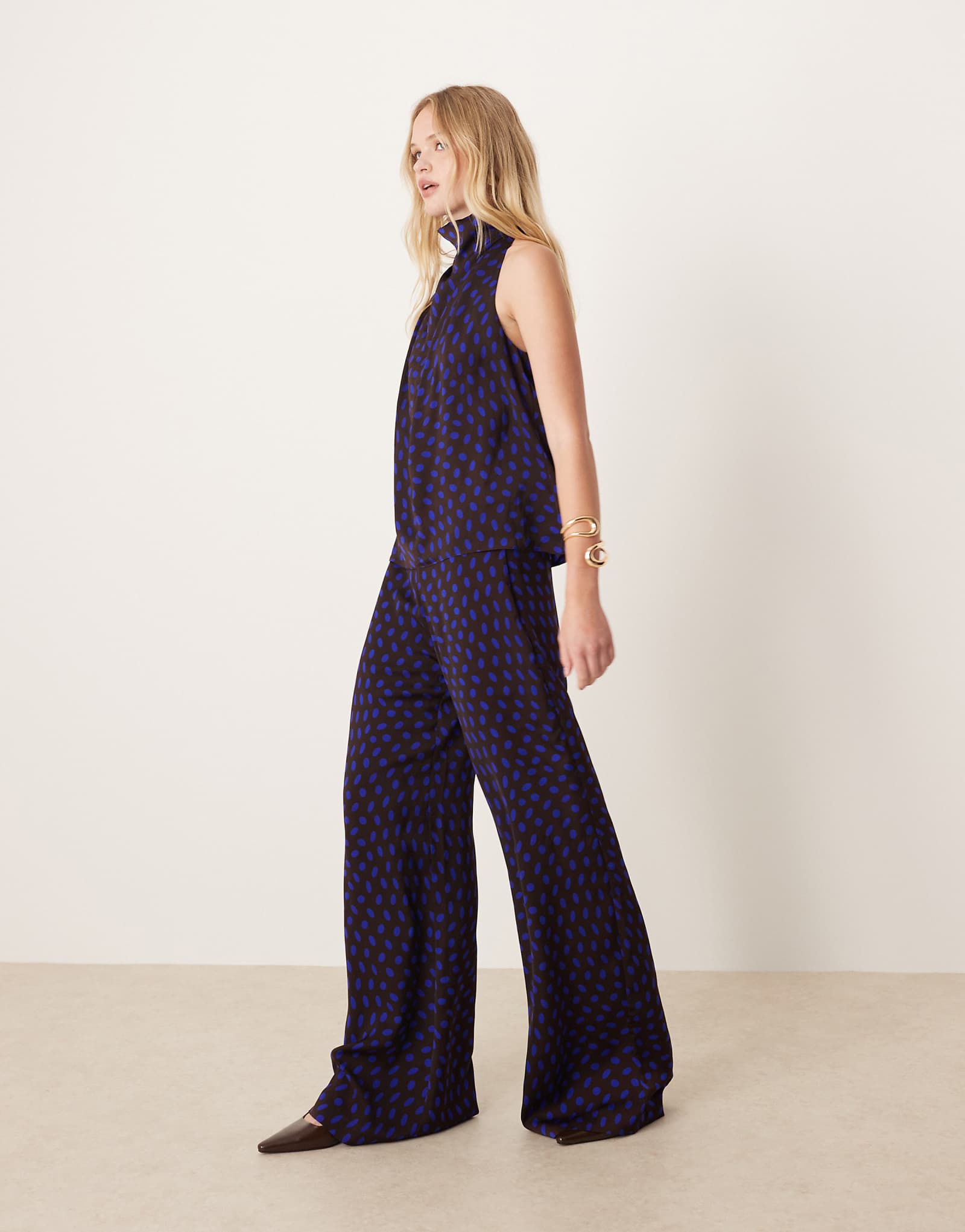 Широкие атласные брюки Mango в коричневый горошек - часть комплекта 12190₽