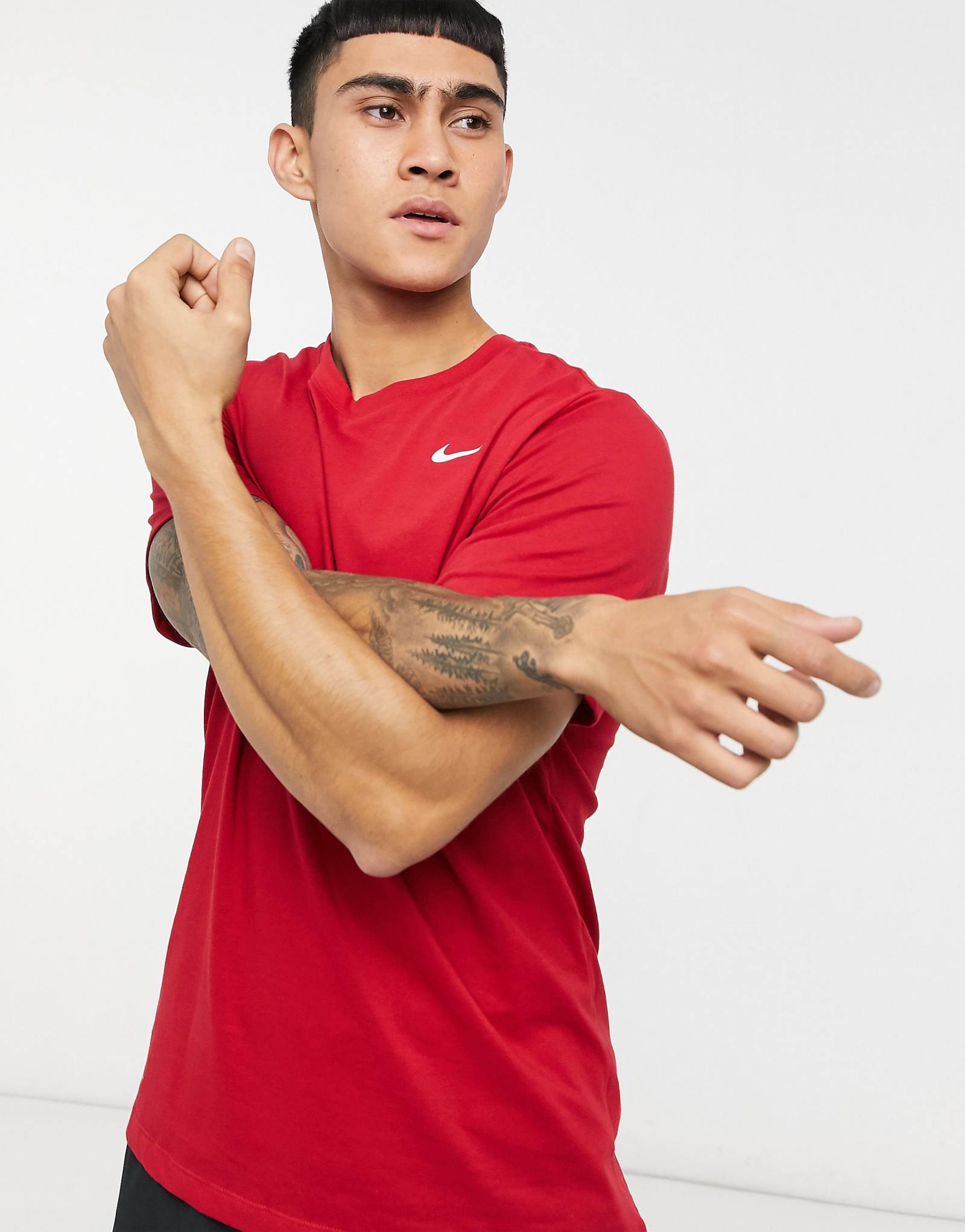 Тренировочная футболка Nike Dri-FIT красного цвета 2890₽