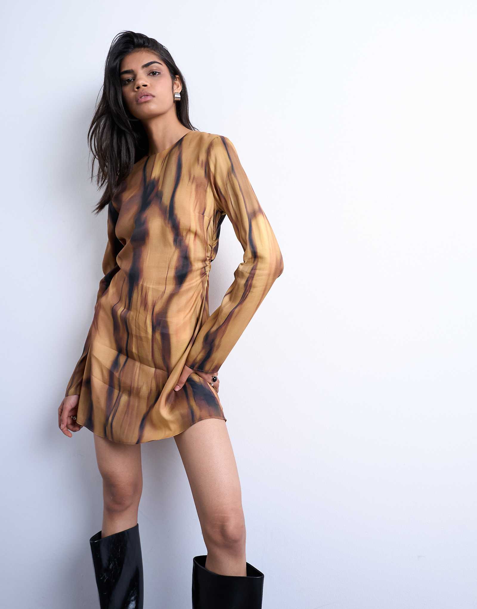 Мини-платье с длинным рукавом и завышенной талией от Topshop с принтом под дерево 16290₽