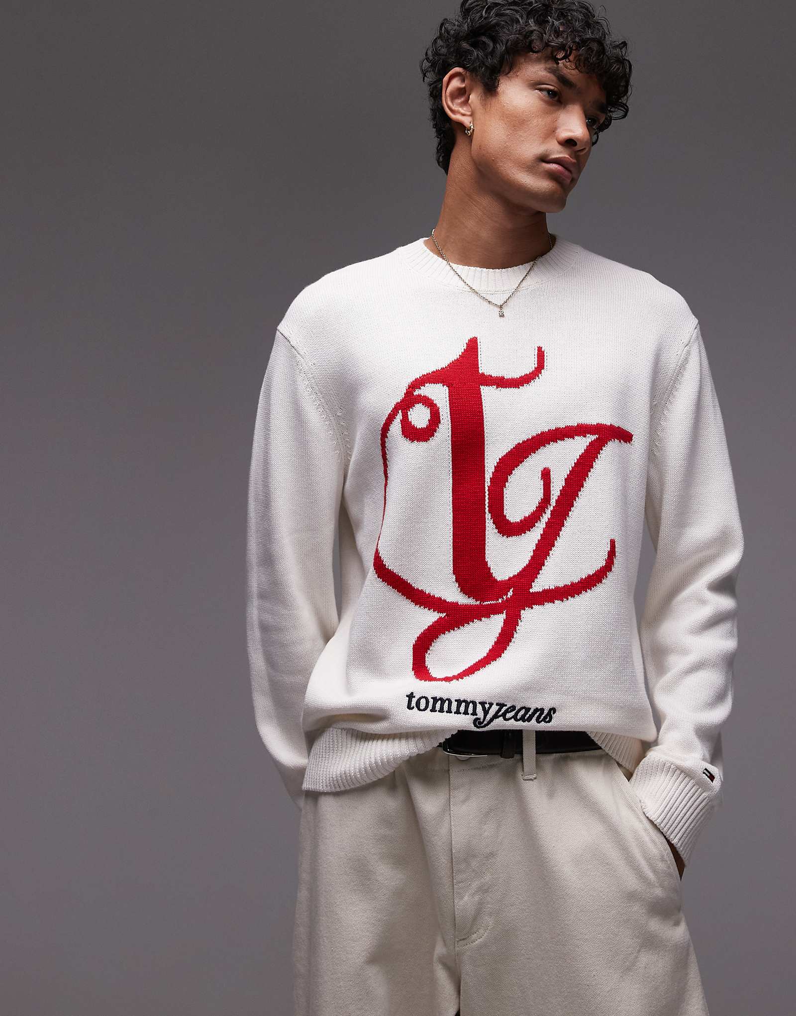 Вязаный свитер Tommy Jeans с узором интарсия в бело-красных тонах 25290₽