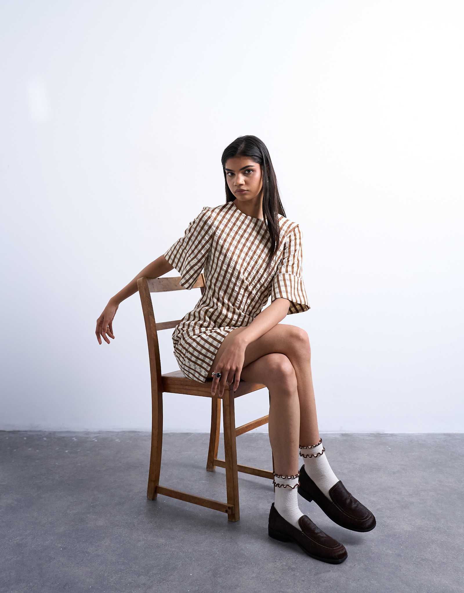 Мини-платье-футболка Topshop seersucker в коричневую клетку 6890₽