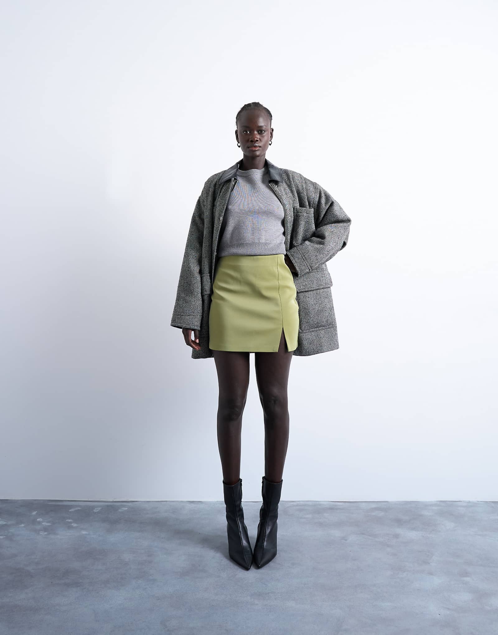 Мини-юбка с фактурным ламбрекеном из искусственной кожи Topshop цвета авокадо 4590₽