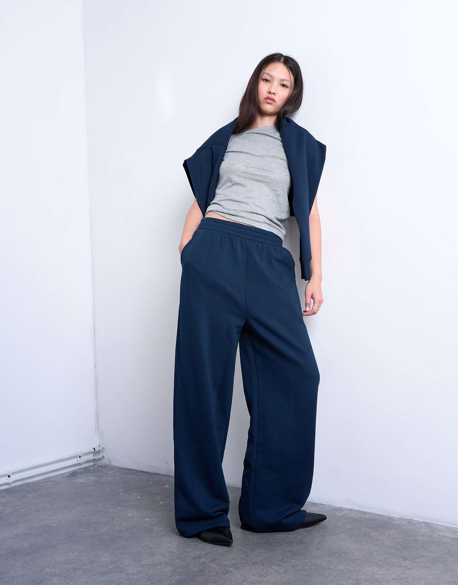 Спортивные брюки с прямыми штанинами от Topshop темно-синего цвета 11190₽