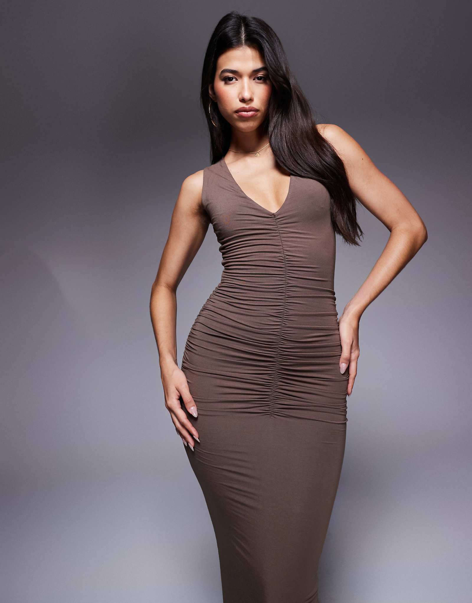 Макси-платье без рукавов с глубоким вырезом и рюшами от Wanderdoll Tate создающее эффект второй кожи нежно-коричневого цвета 24890₽