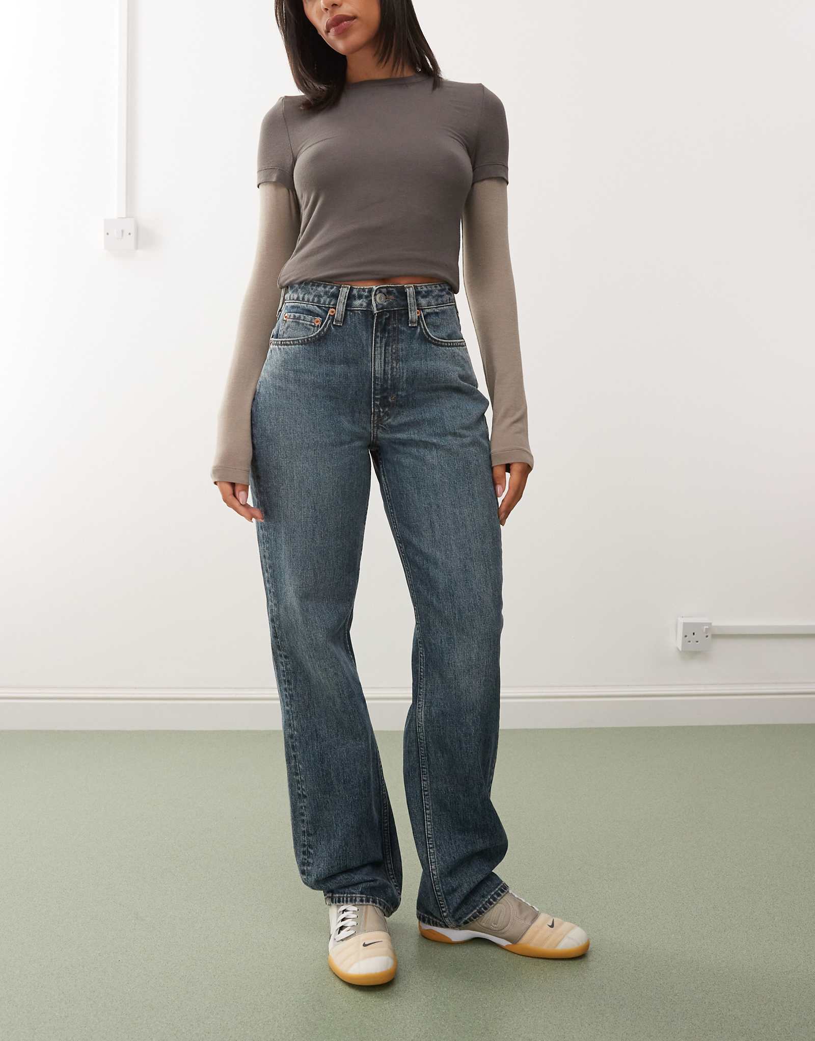 Эластичные джинсы прямого кроя с высокой посадкой выполненные в синюю цветовую гамму 17390₽