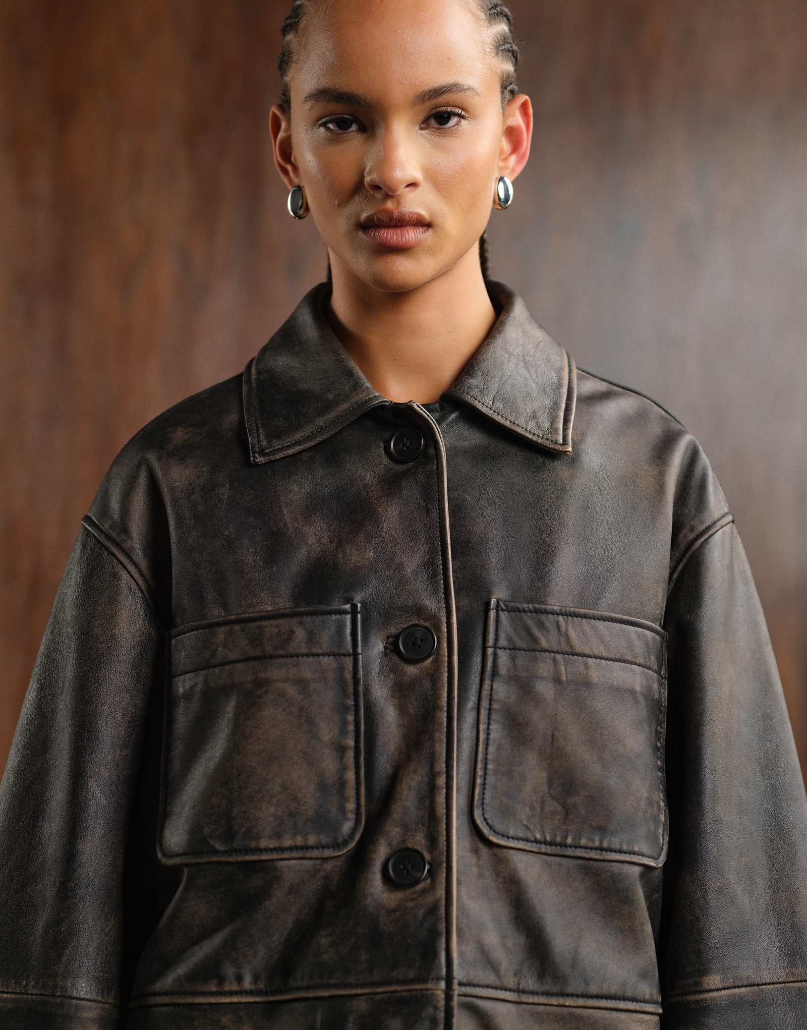 ДИЗАЙНЕРСКАЯ кожаная куртка ASOS с воротником-стойкой из потертой кожи черного цвета 56990₽