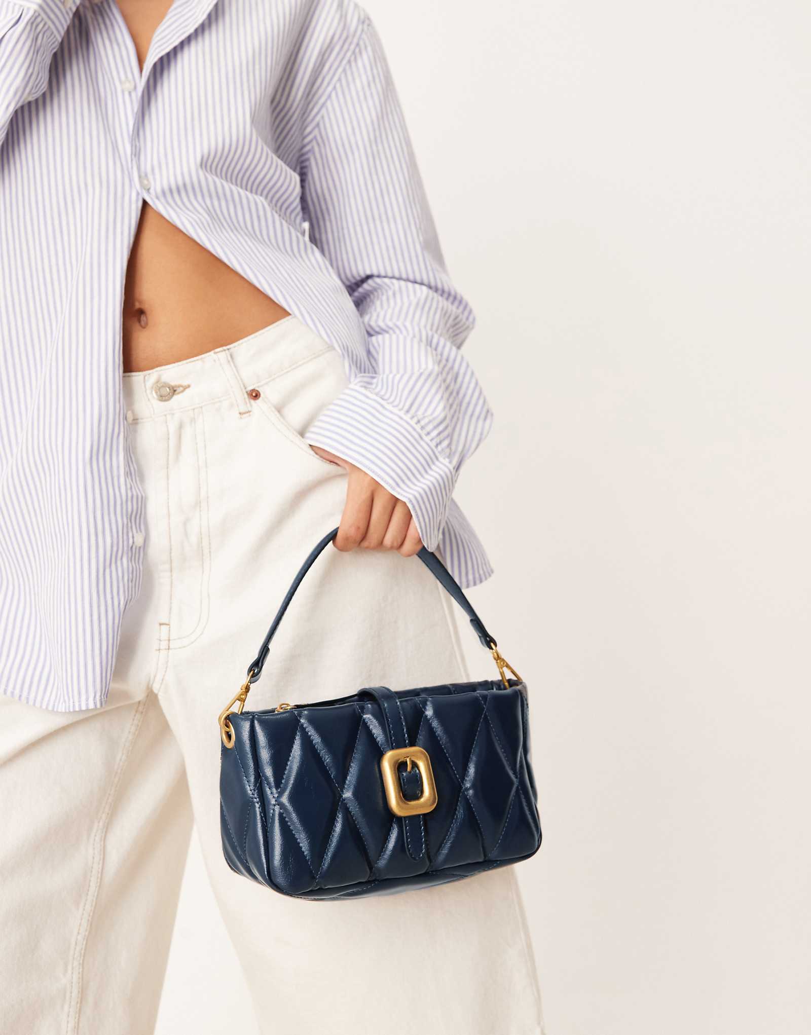 Дополните аксессуарами объемную стеганую сумку через плечо с пряжкой темно-синего цвета 11390₽