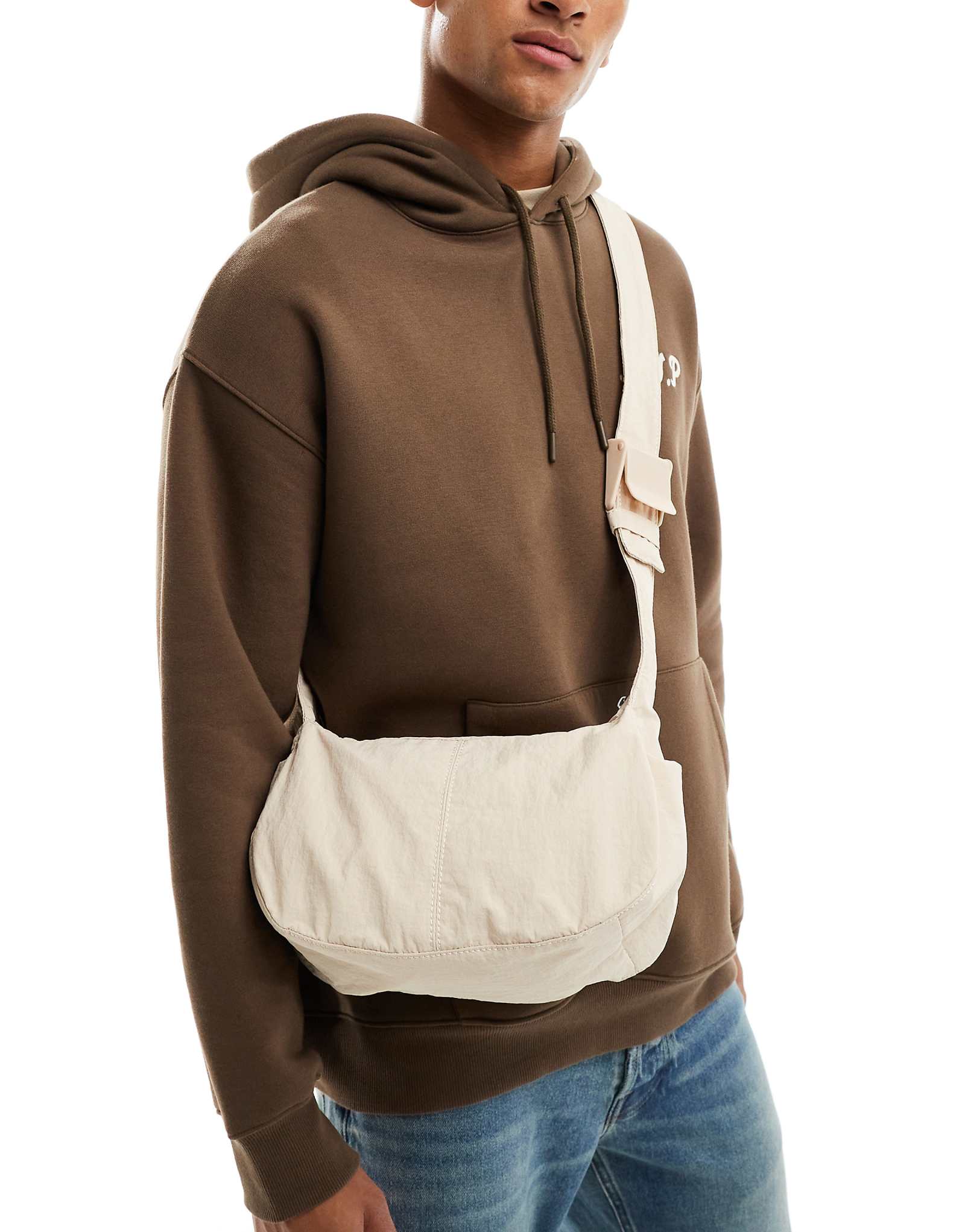 ДИЗАЙНЕРСКАЯ сумка-слинг ASOS через плечо цвета экрю 6090₽