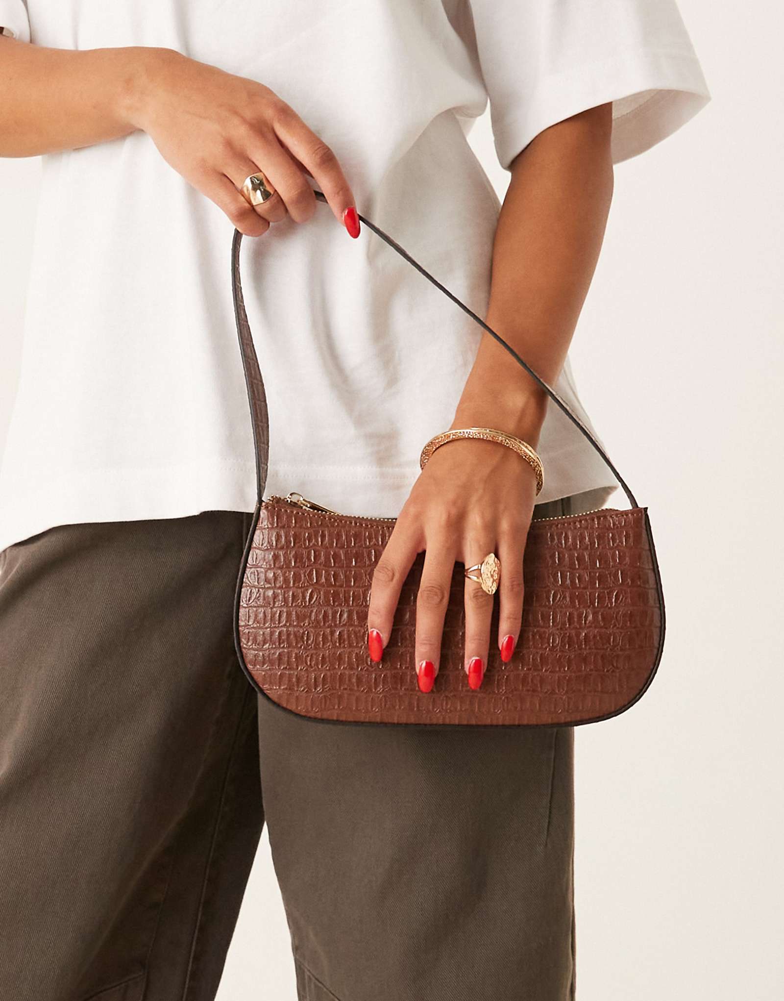 Дизайнерская текстурированная сумка через плечо ASOS из коричневого угря 6490₽