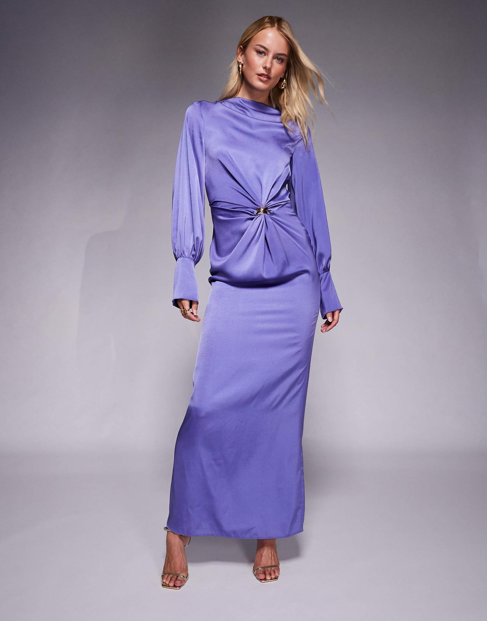 Длинное атласное макси-платье ASOS DESIGN с закручивающимся передом и уклоном спереди с золотой фурнитурой фиолетового цвета 19390₽