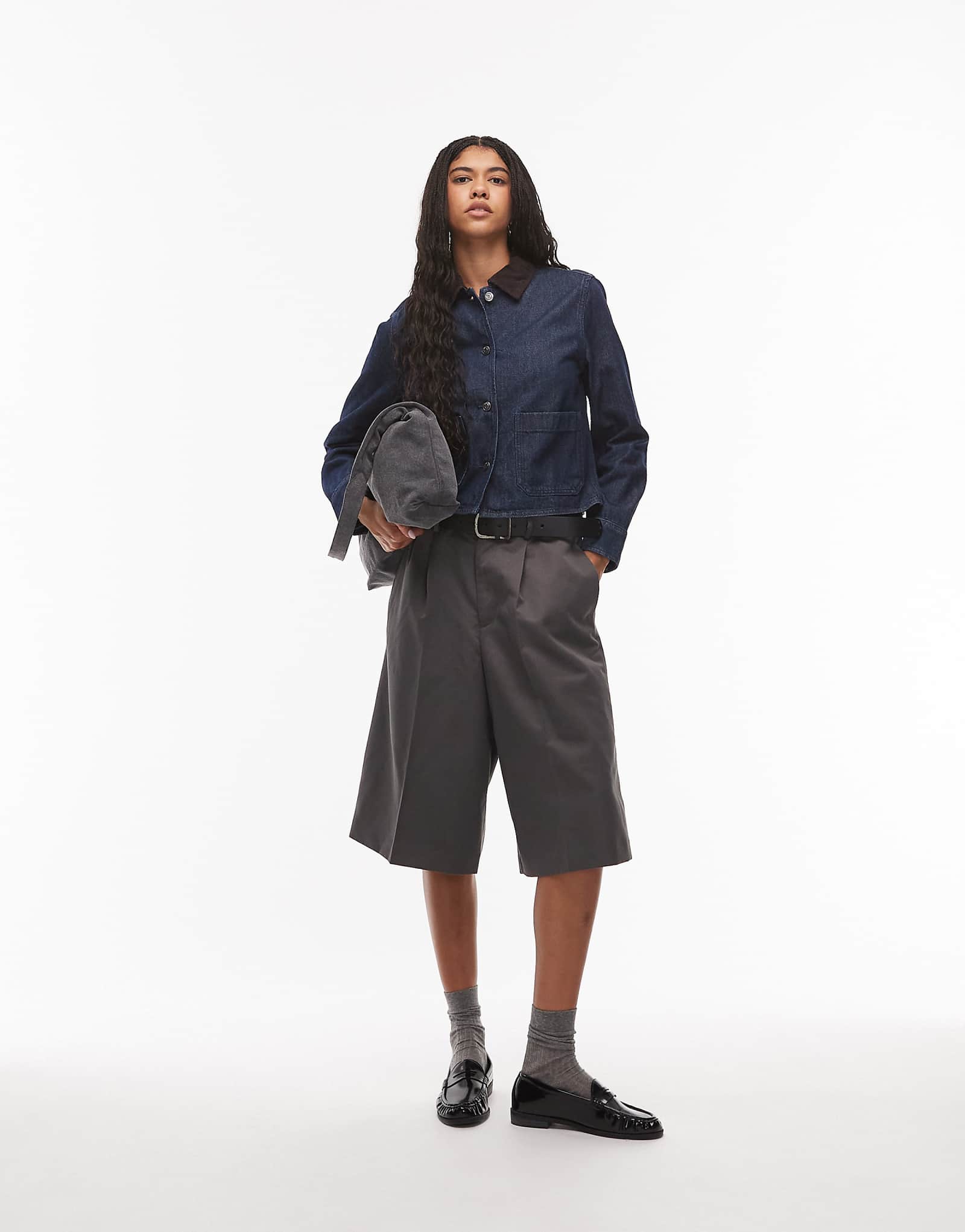 Укороченная джинсовая куртка ARKET цвета индиго с контрастным воротником 25890₽