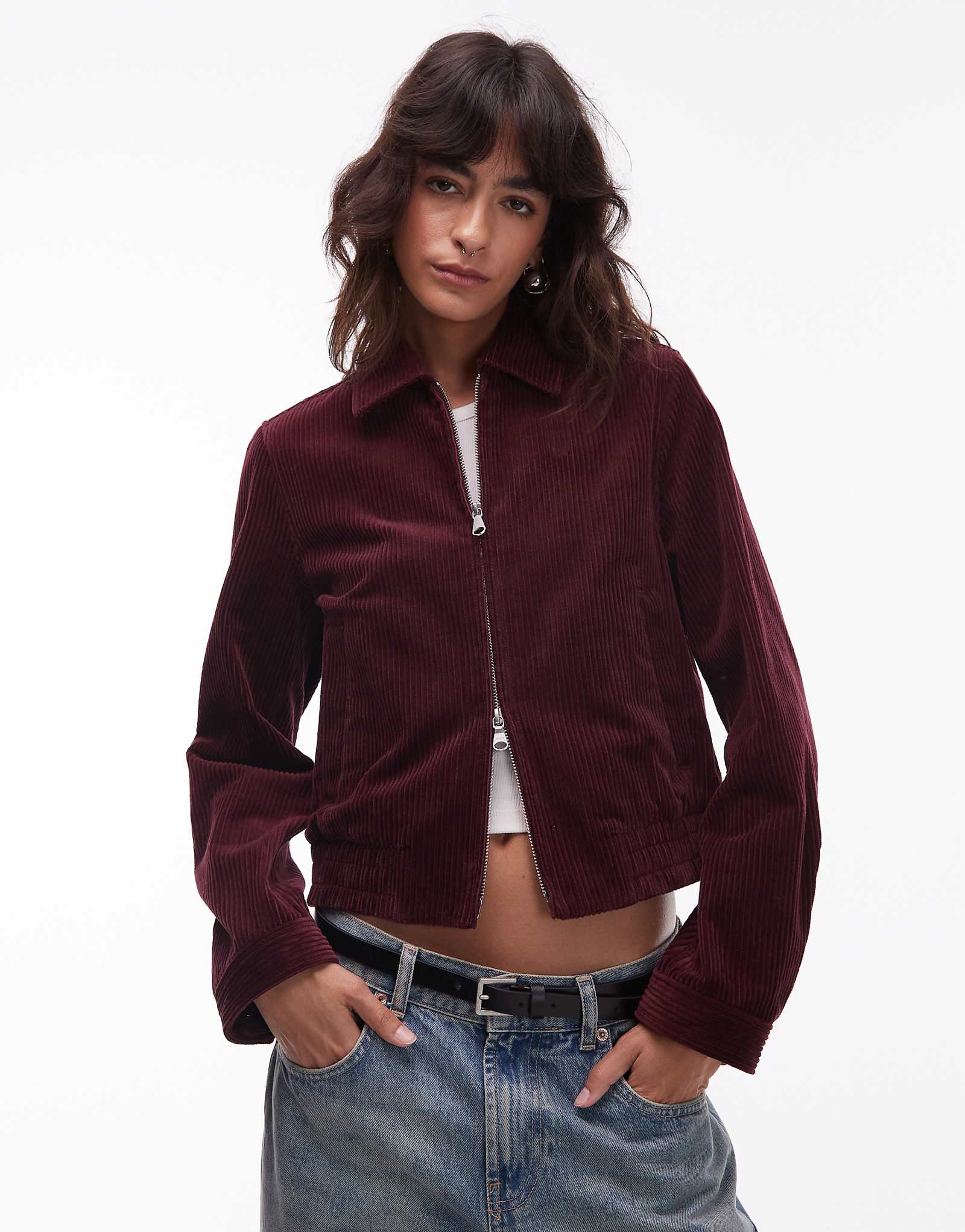 Вельветовый жакет-блузон ARKET бордового цвета с застежкой-молнией спереди 25290₽