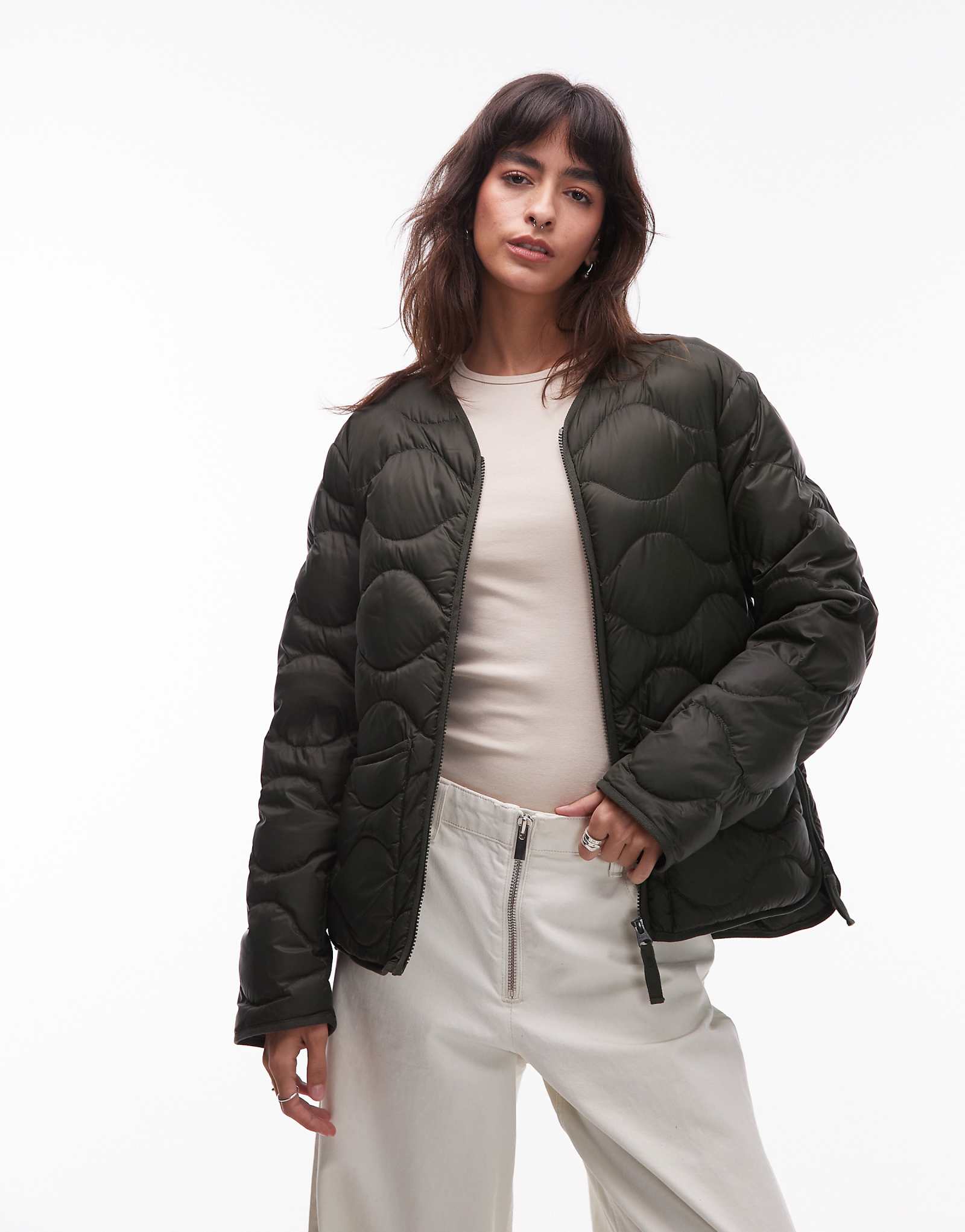 Стеганая куртка ARKET зеленого цвета с застежкой-молнией спереди 37190₽