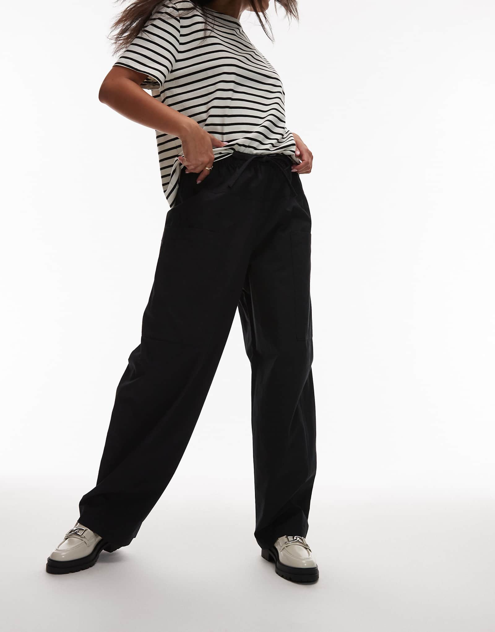 Широкие брюки ARKET черного цвета с завышенной талией и карманами-карго 19390₽