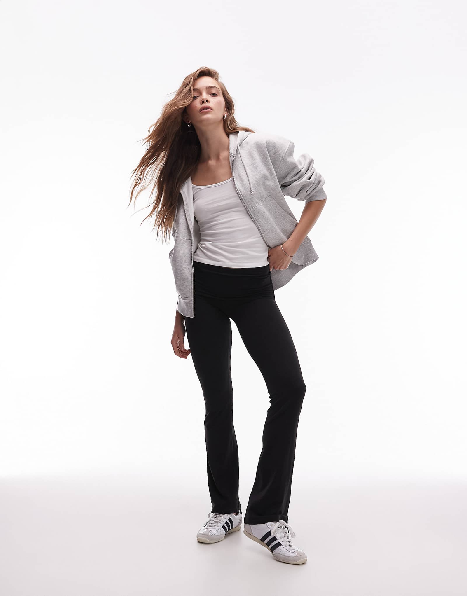 Облегающие расклешенные леггинсы ARKET supersoft stretch черного цвета с глубоким поясом