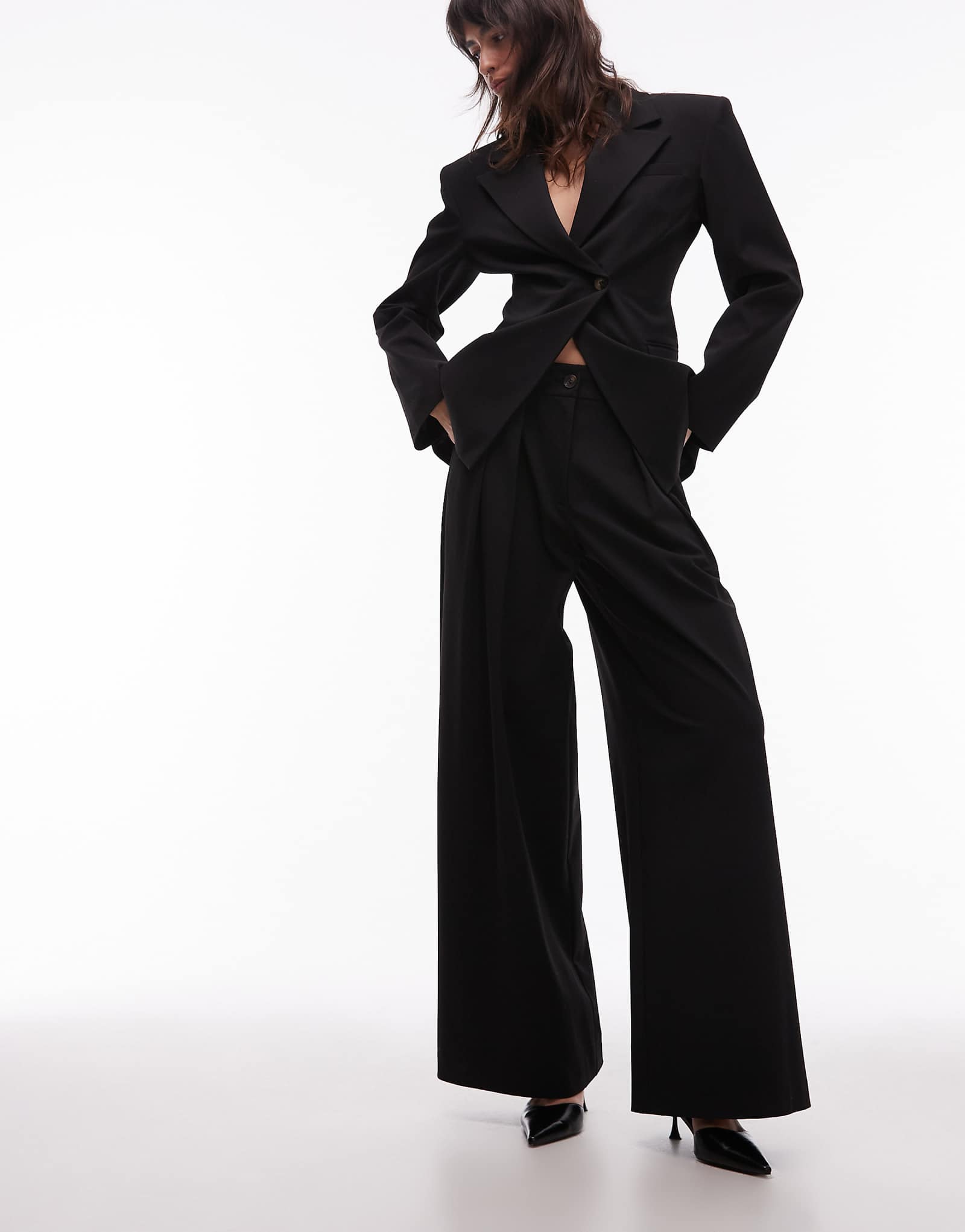 Черные брюки в складку спереди с завышенной талией от ASOS DESIGN сшитые по индивидуальному заказу 11190₽