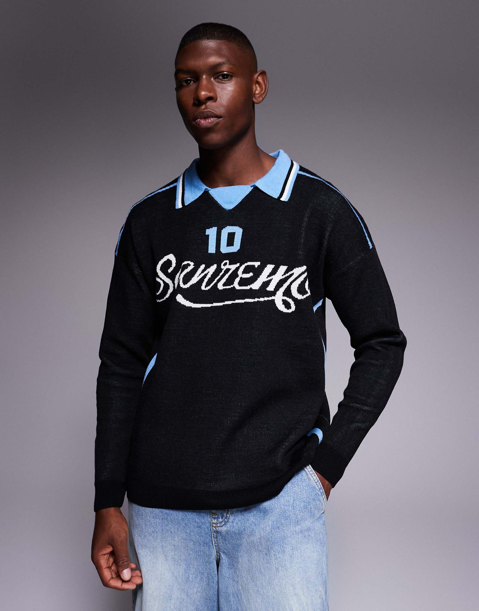 ДИЗАЙНЕРСКОЕ поло ASOS из свободного трикотажа с длинным рукавом и спортивным рисунком черного цвета 8190₽