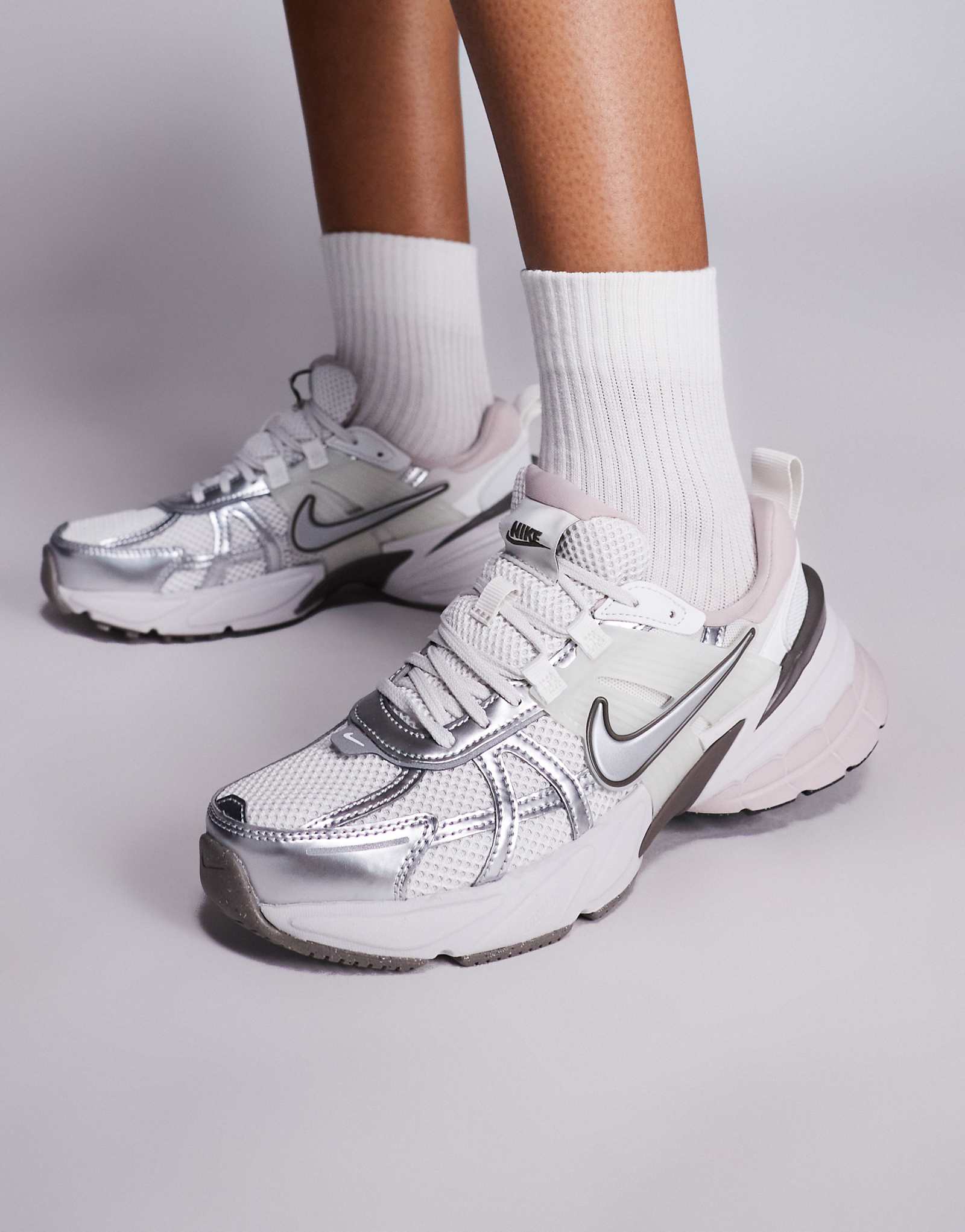 Кроссовки Nike V2K для бега серебристого цвета металлик 16190₽