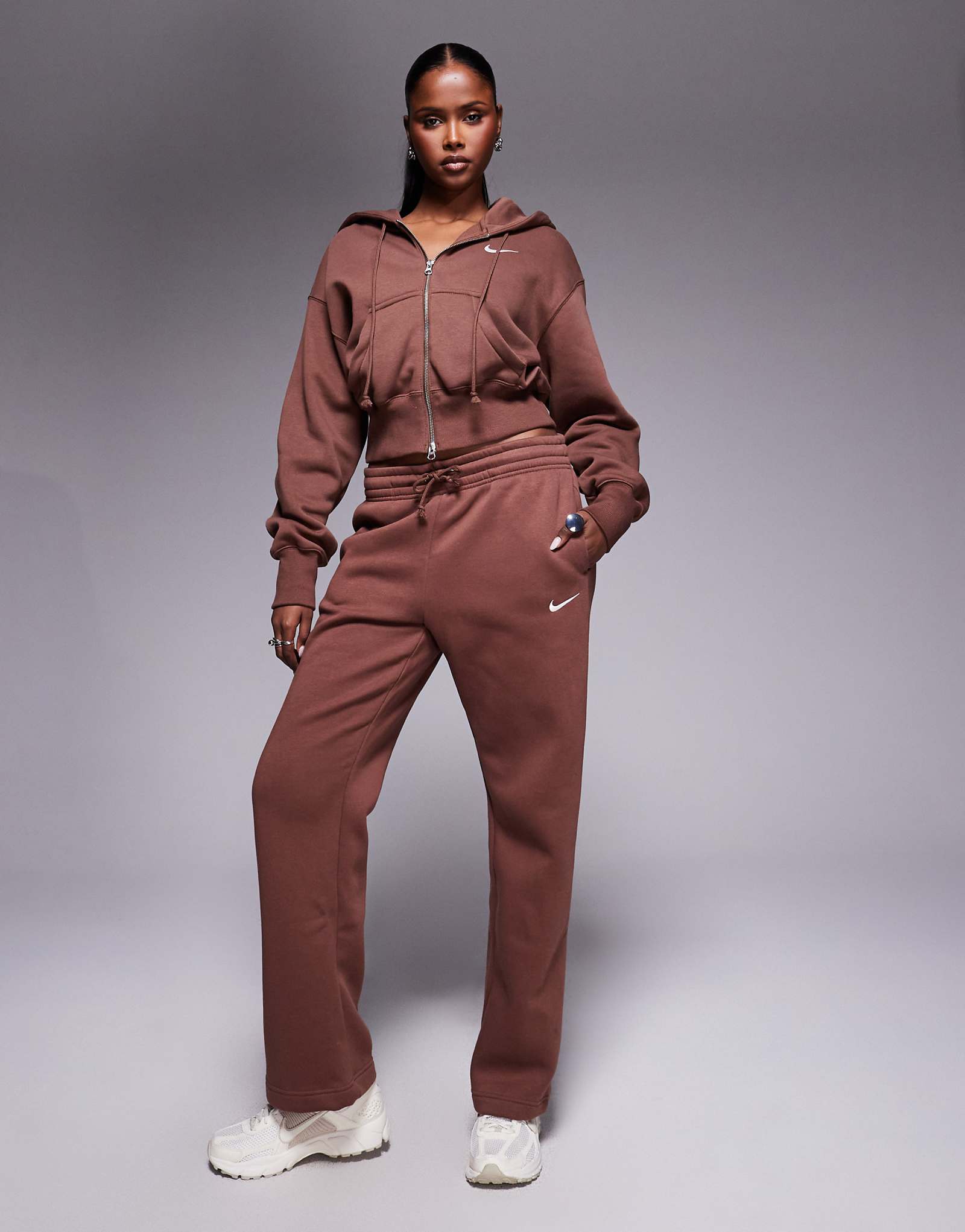 Спортивные брюки с открытым подолом из флиса Nike Phoenix коричневого цвета 14290₽