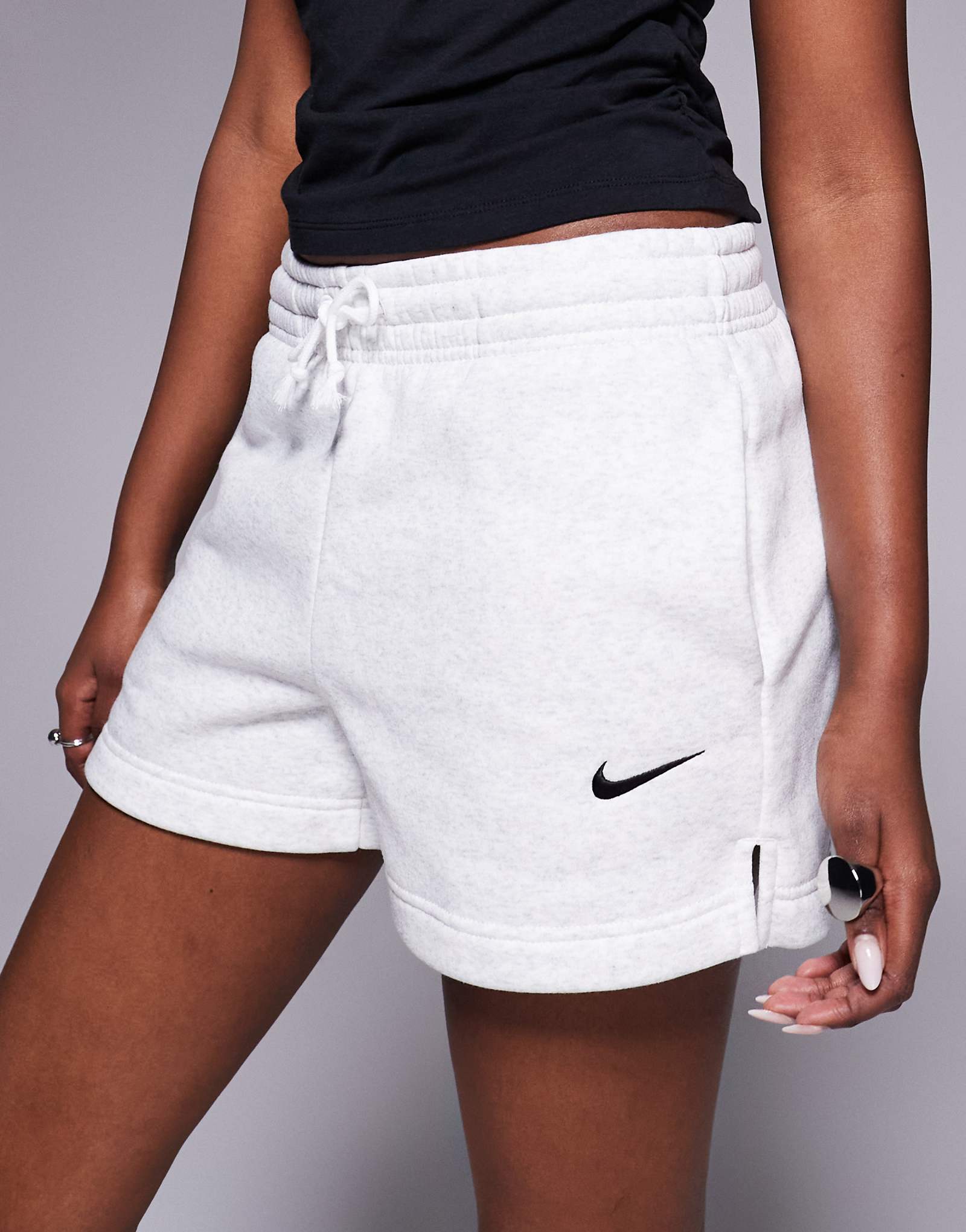 Флисовые шорты Nike Phoenix серого цвета 11190₽