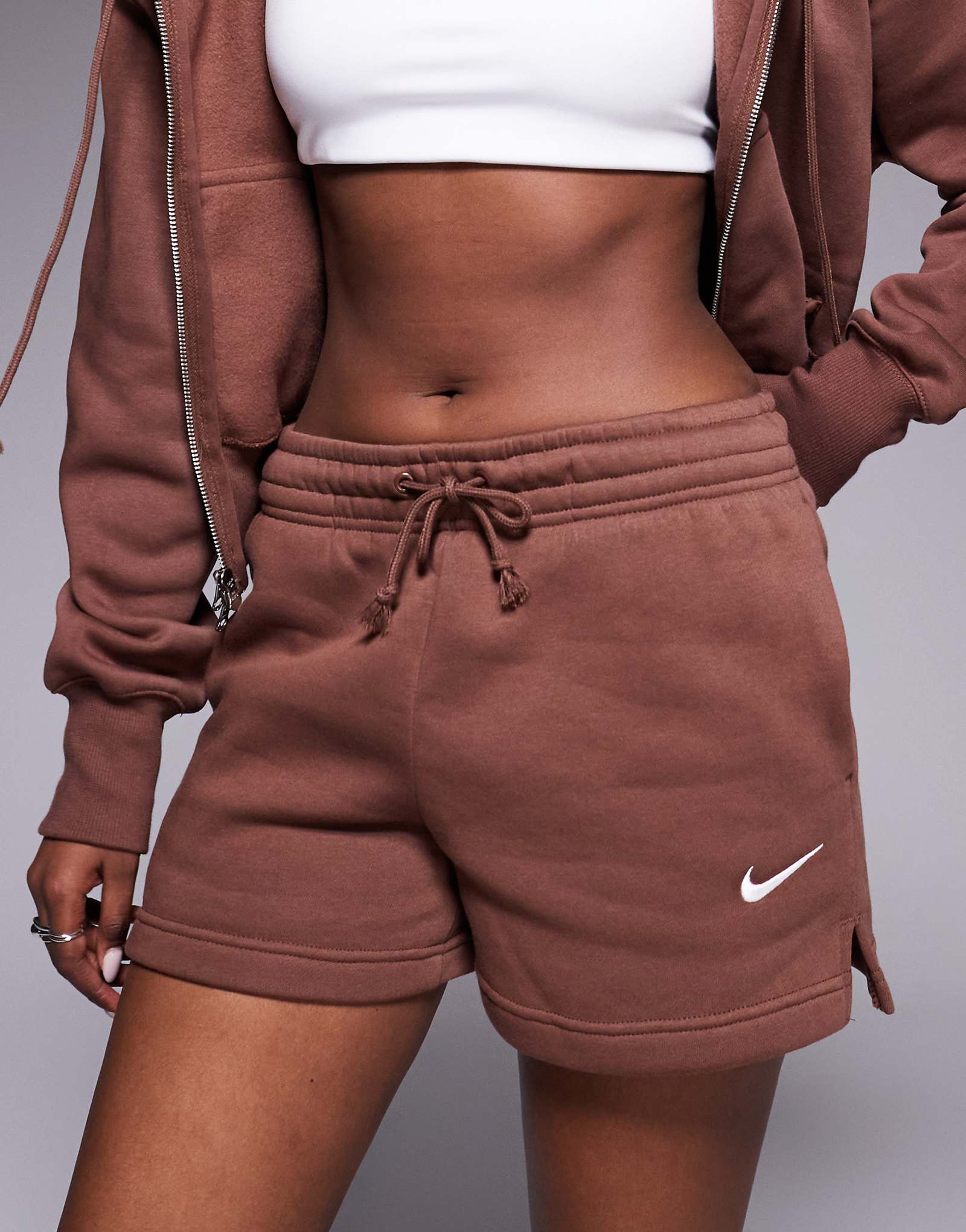 Флисовые шорты Nike Phoenix коричневого цвета 11190₽