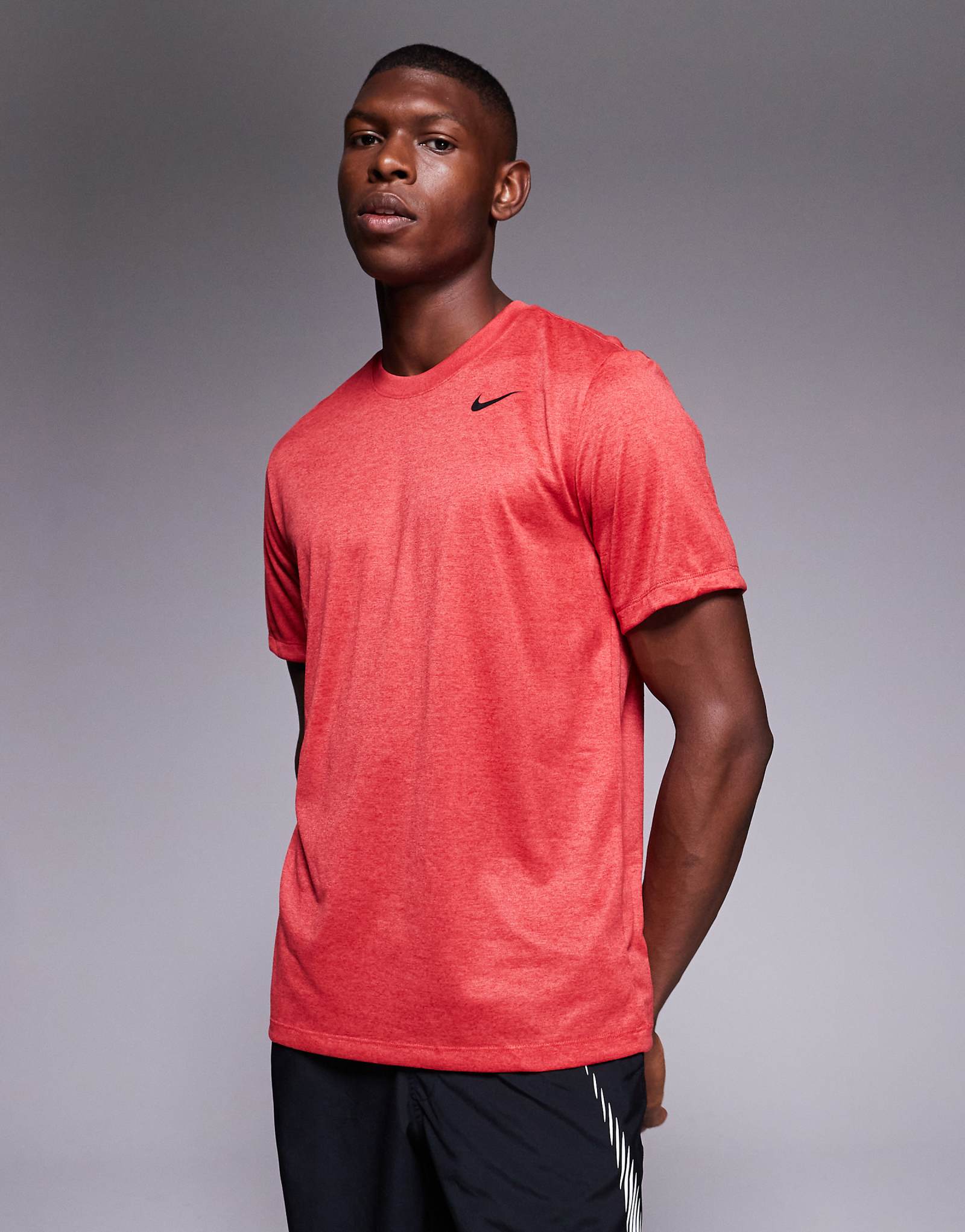 Тренировочная футболка Nike Dri-FIT красного цвета 6090₽