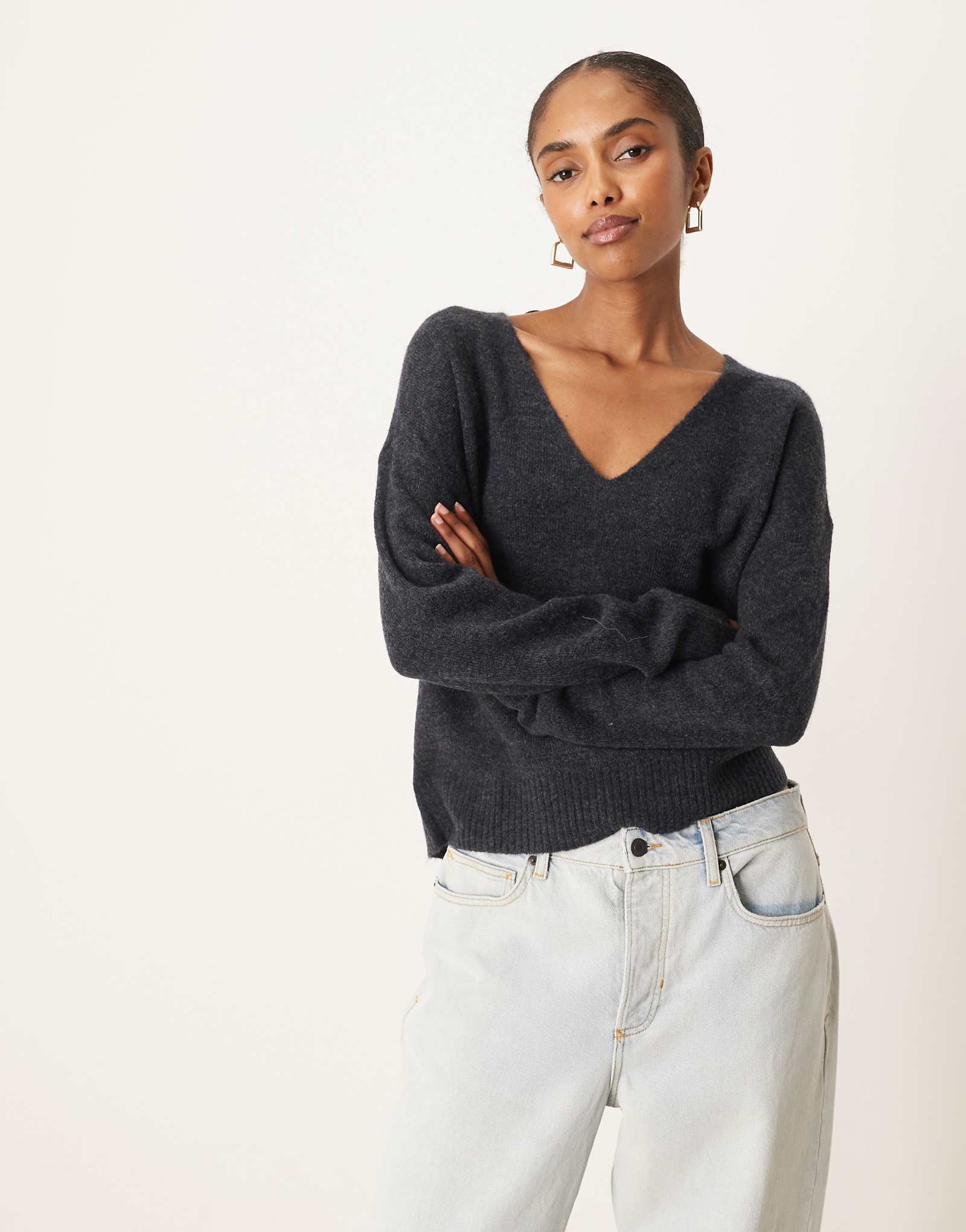 Свитер JDY с v-образным вырезом темно-синего цвета 9790₽