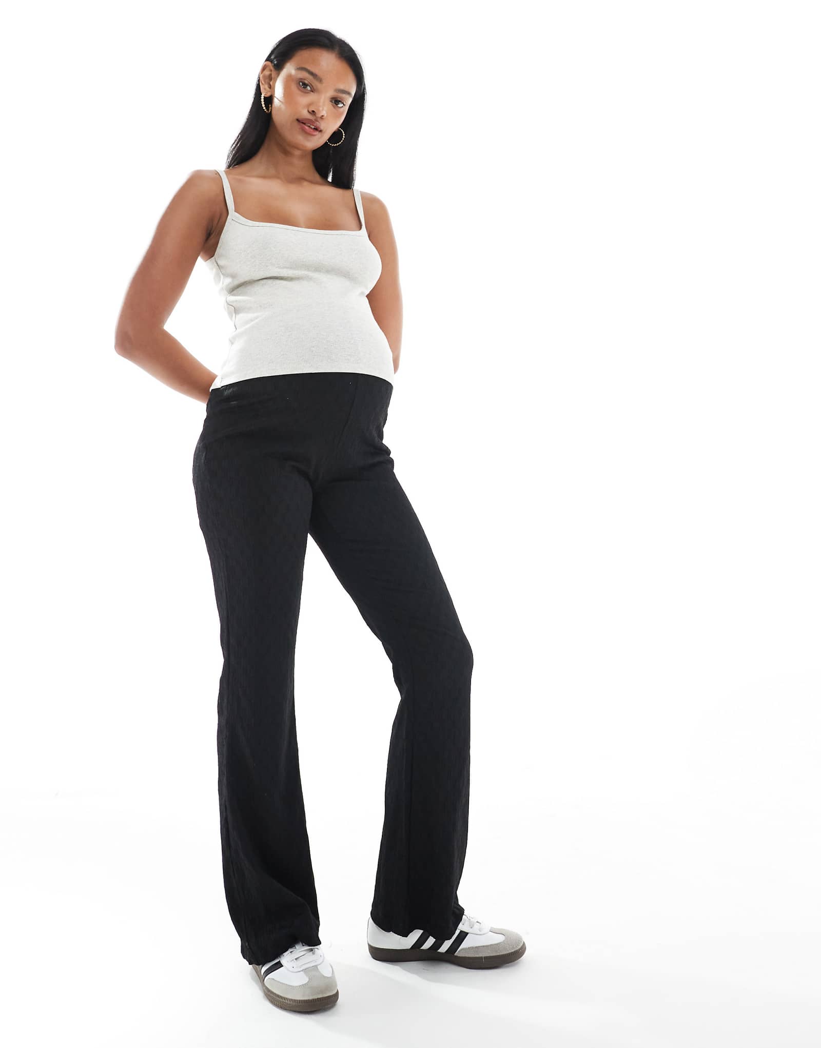 Эластичные брюки-клеш с жаккардовой текстурой для беременных Mamalicious черного цвета