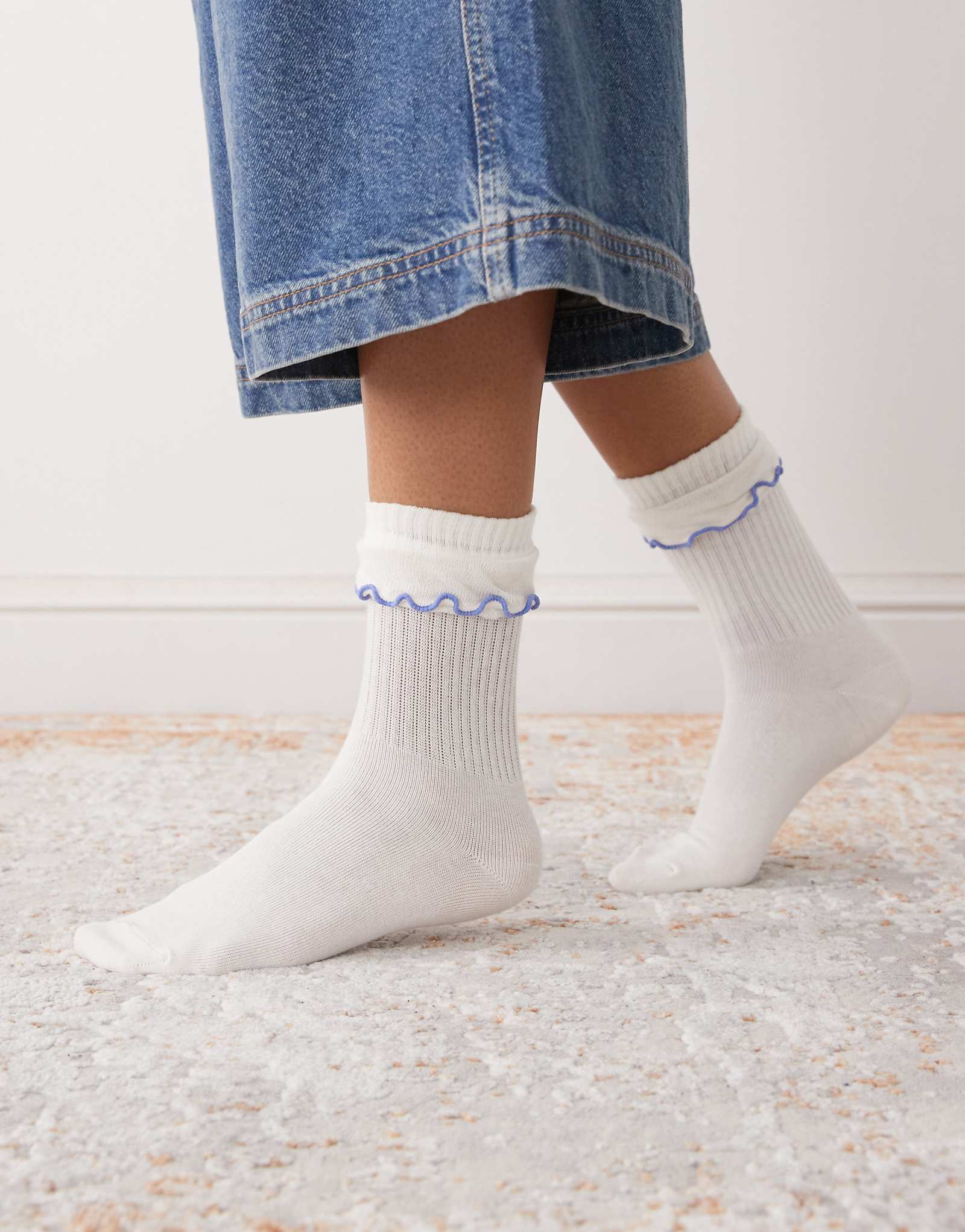 Носки Monki на щиколотках с оборкой бежевого цвета