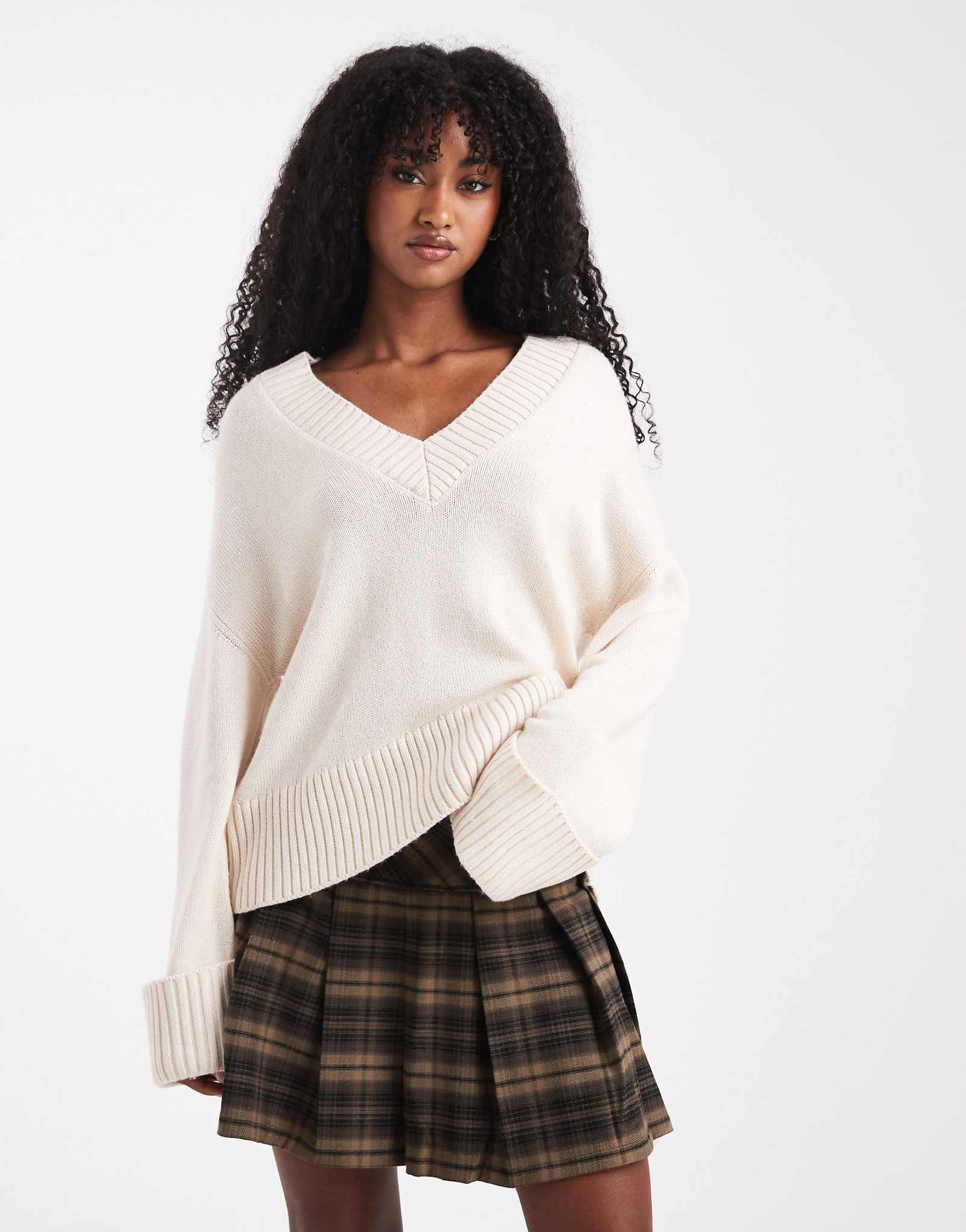 Вязаный свитер Gina Tricot с v-образным вырезом и широкими рукавами кремового цвета 16290₽