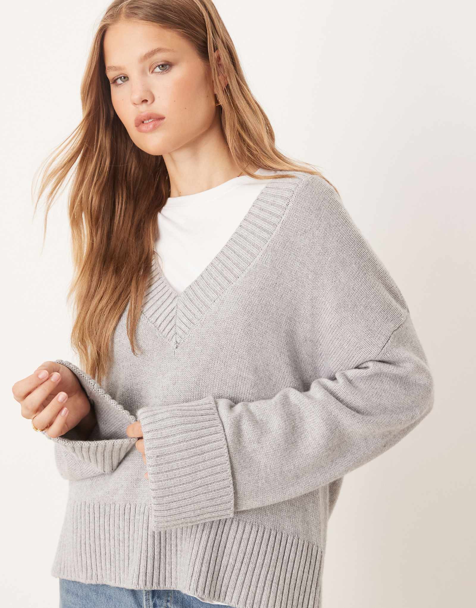 Вязаный свитер Gina Tricot с V-образным вырезом и широкими рукавами светло-верескового цвета