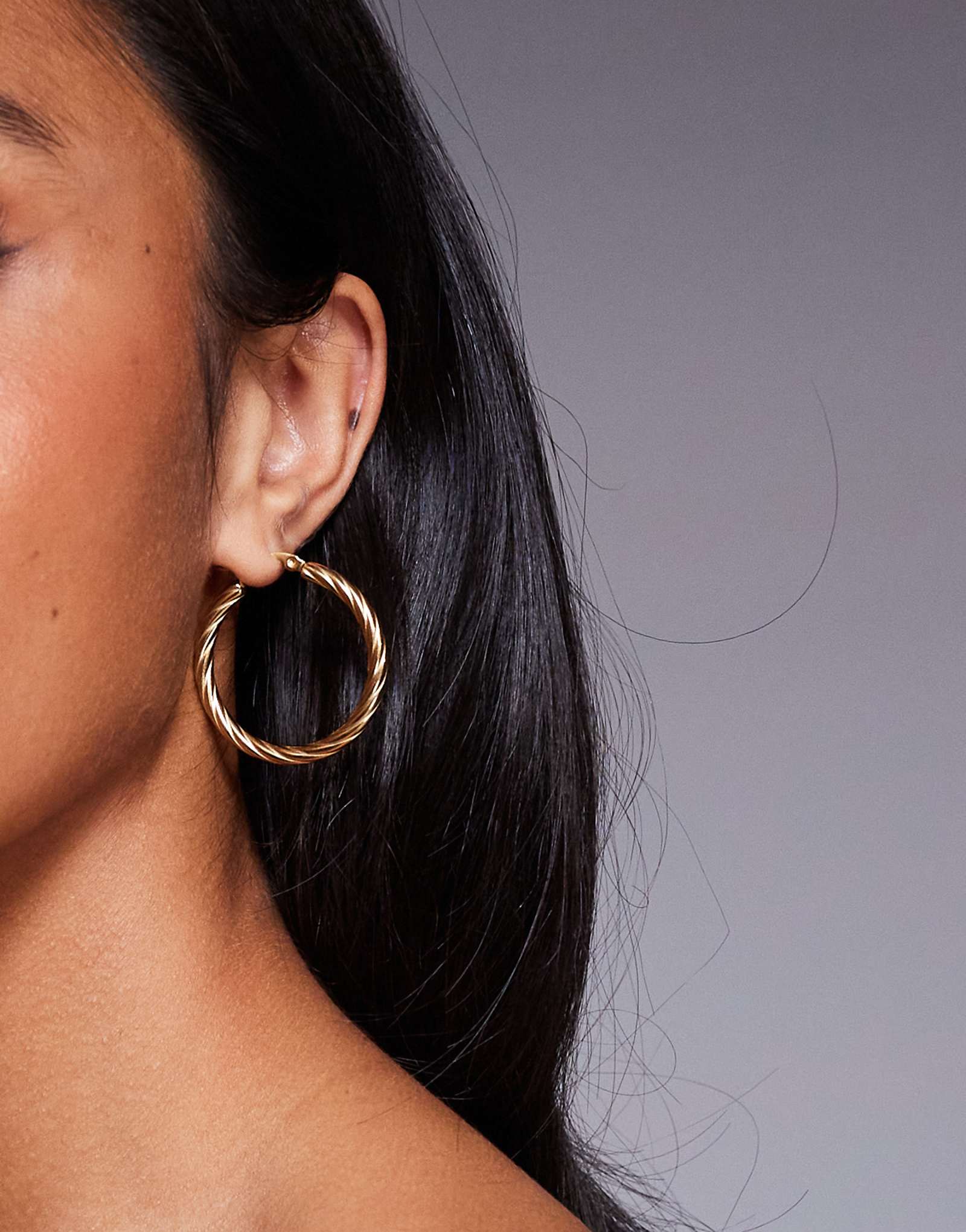 Серьги-кольца из нержавеющей стали с текстурированной позолотой albany 35 мм на линии шеи