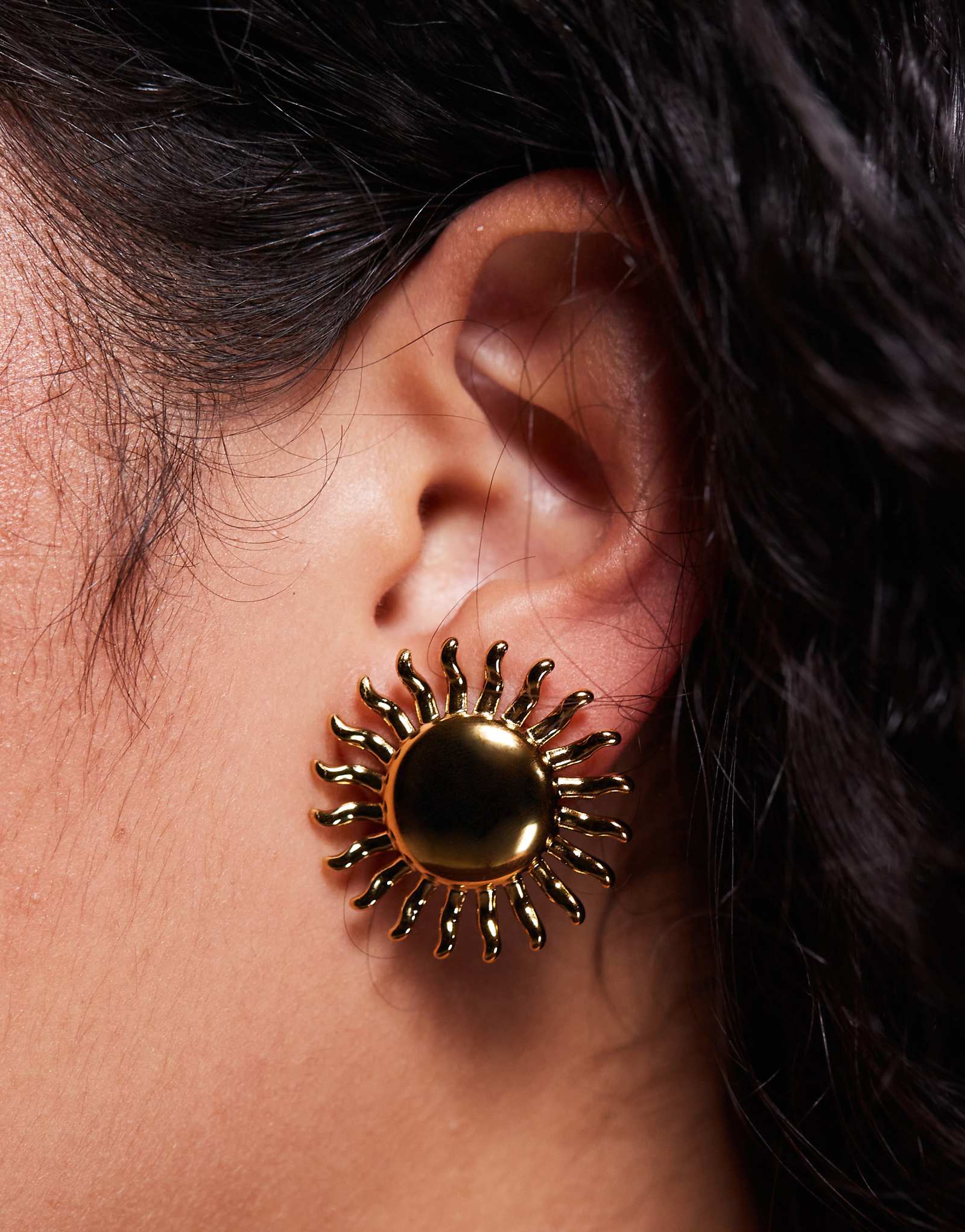 Эффектные серьги-гвоздики-солнце на линии шеи из золотой пластины