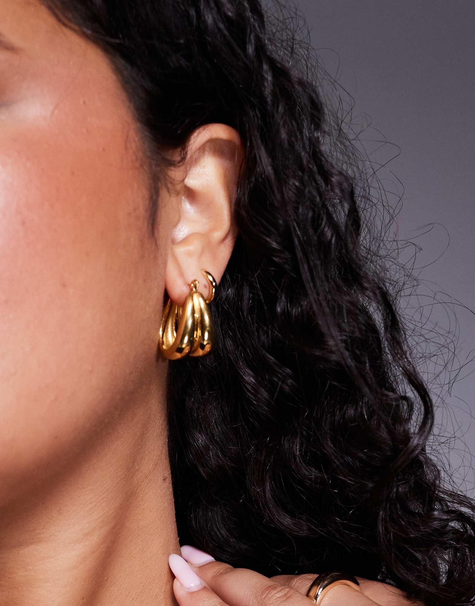 Двойные серьги-кольца на линии шеи с позолотой