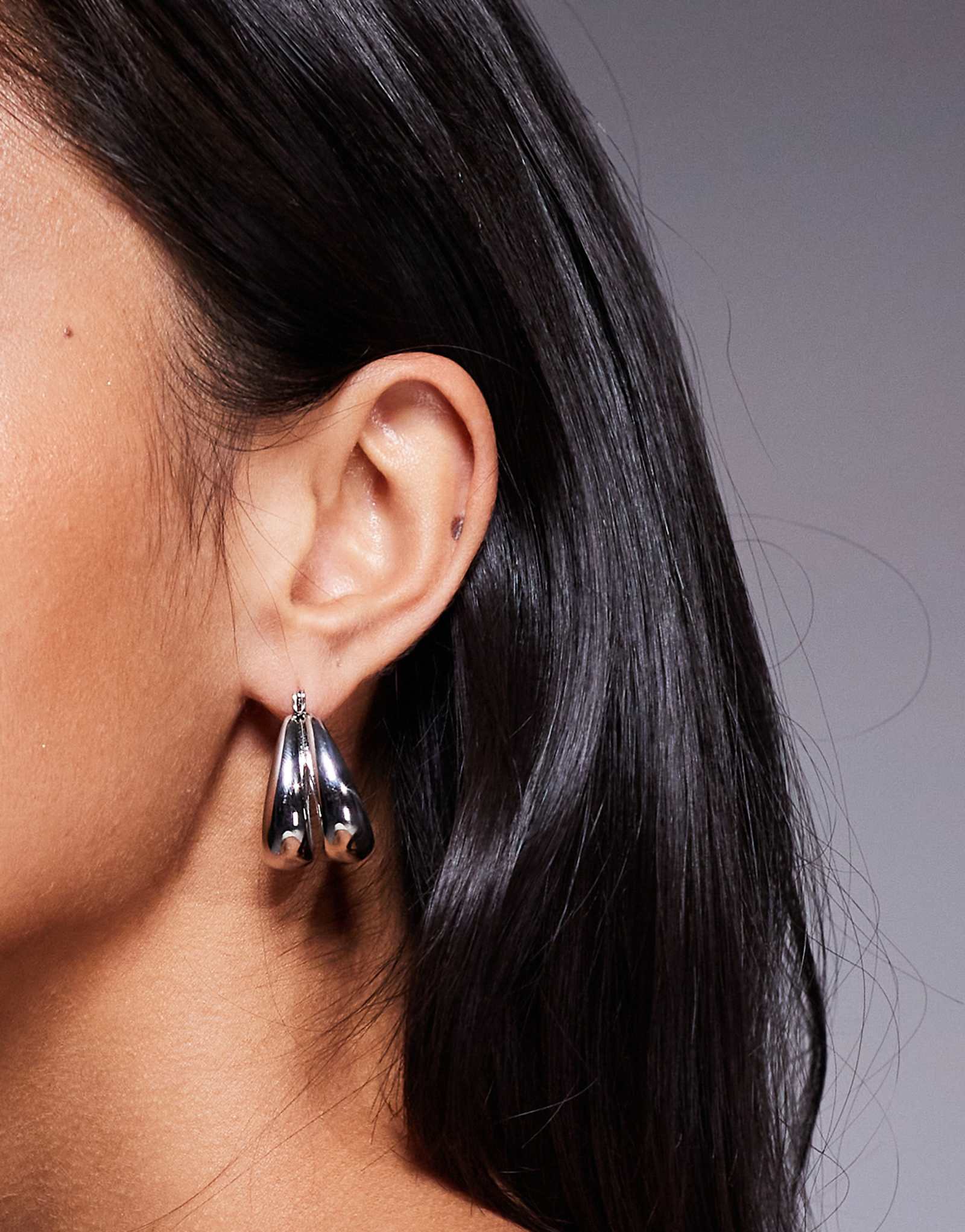 Двойные серьги-кольца на линии шеи серебристого оттенка